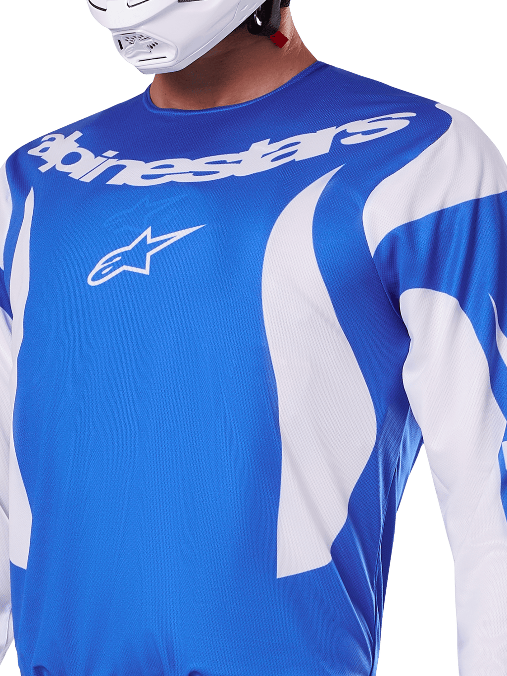 Alpinestars 2025 Fluid Haul Jersey, blauw en wit, gedragen door een rijder met een witte helm, voorzien van een wit Alpinestars-woordmerk en A-star logo, atletische pasvorm, lichtgewicht vochtafvoerend materiaal voor motorcross en off-road rijden