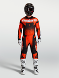 Alpinestars Techstar Swan jersey en gear set, heren motocross-outfit in rood en zwart met witte motorlaarzen.