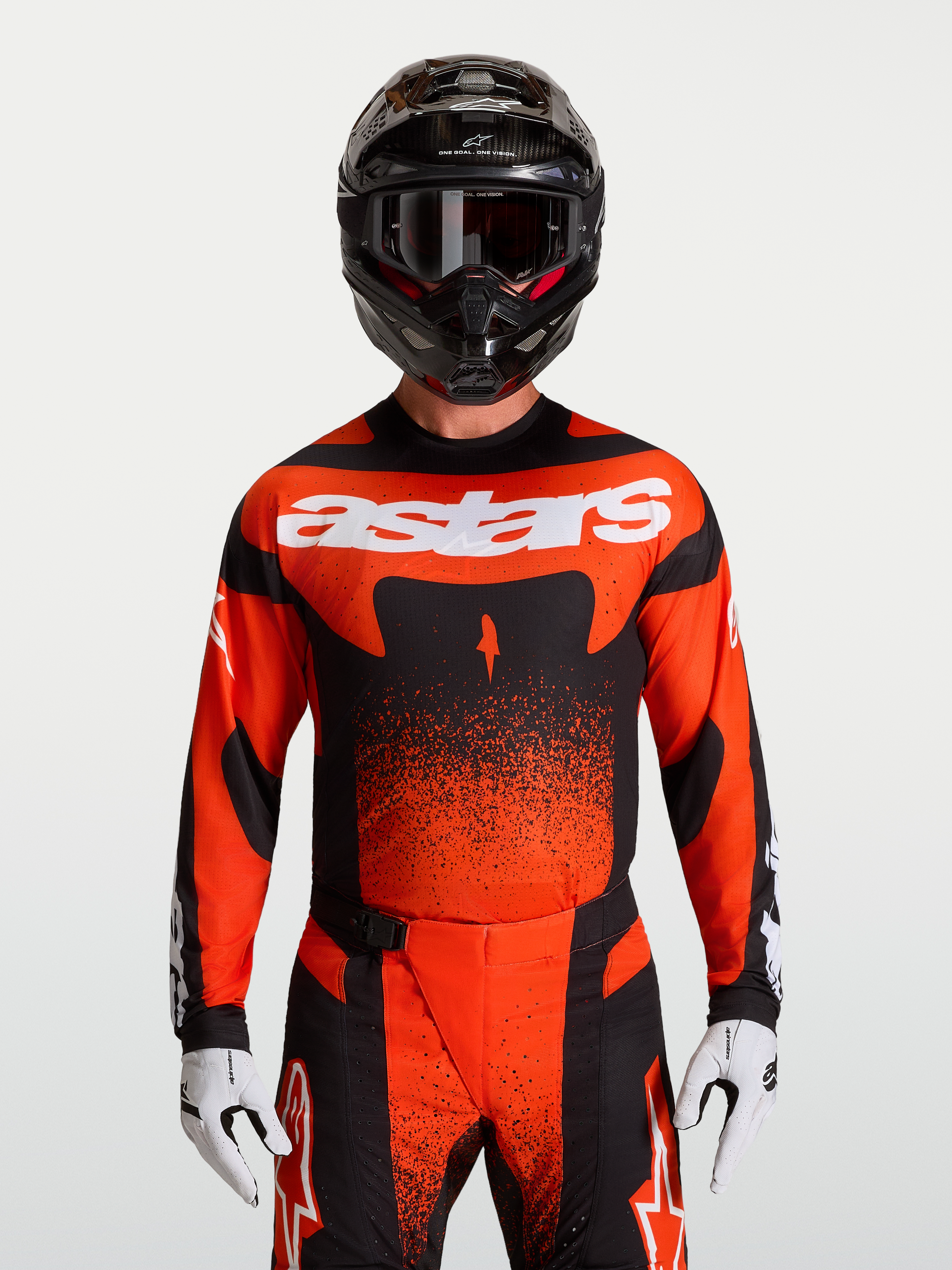 Alpinestars Techstar Swan jersey, heren motorcrossjersey in cardinalrood en zwart, atletische racepasvorm, ademend stretchmateriaal, gedragen door model met helm en MX-uitrusting.