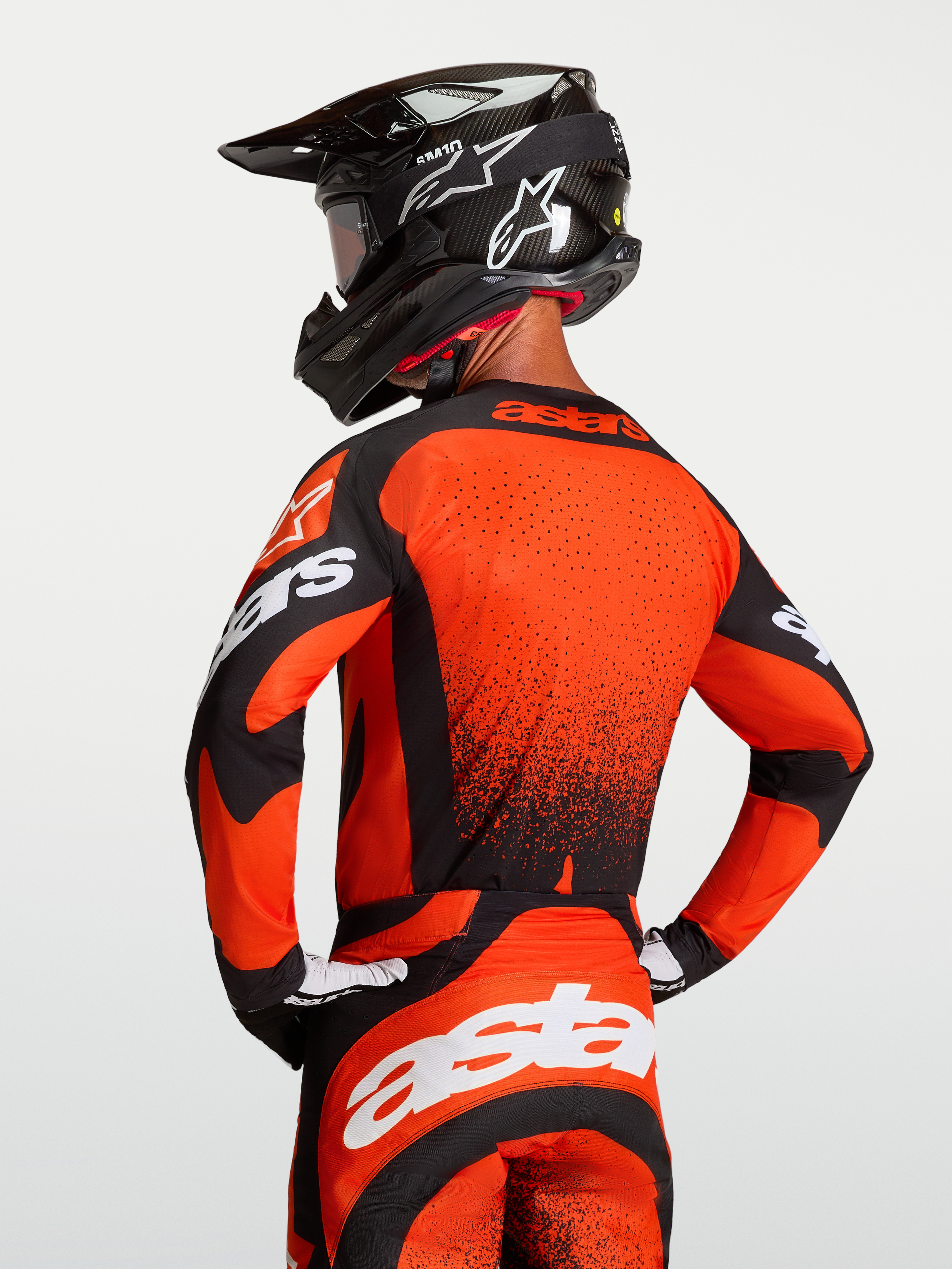 Alpinestars Techstar Swan jersey, heren motorcrossjersey in kardinaalrood en zwart, lasergesneden ventilatie en atletische racepasvorm.