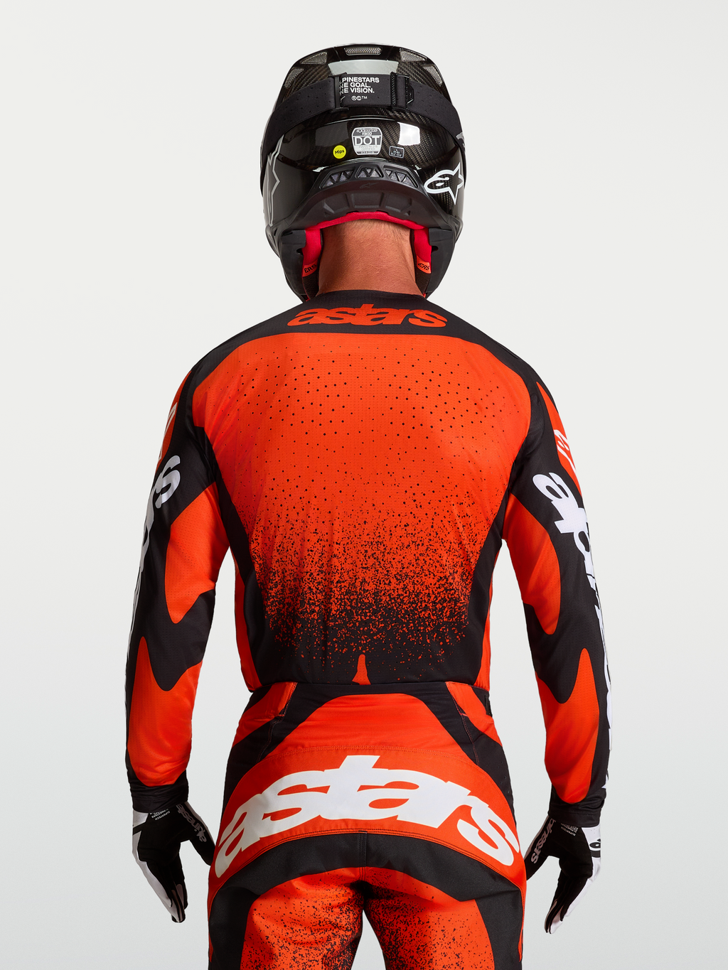 Alpinestars Techstar Swan jersey, heren motorcrossjersey, rood en zwart, rugaanzicht op model met laserperforaties en verlengde achterkant.
