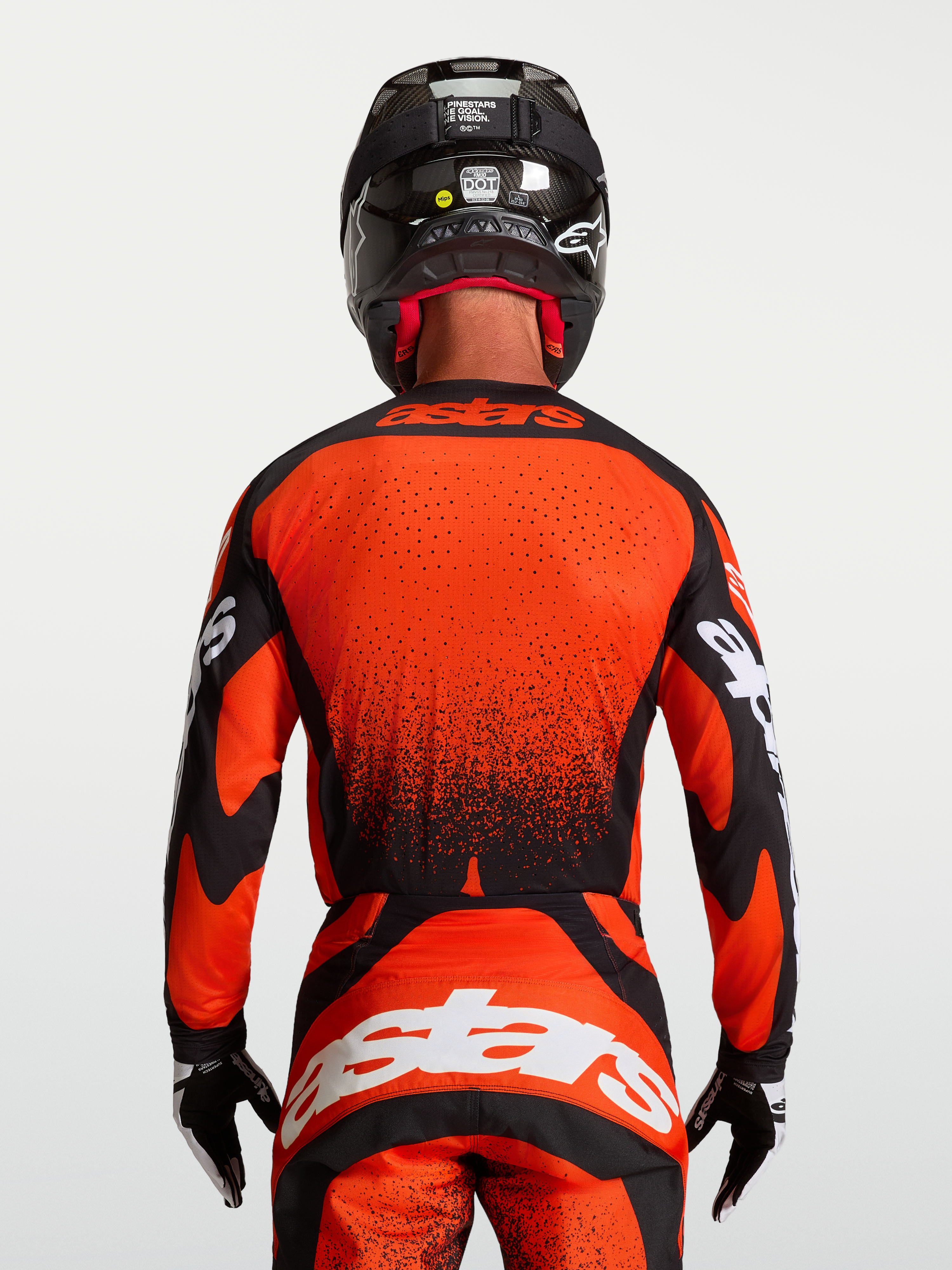 Alpinestars Techstar Swan jersey, heren motorcrossjersey, rood en zwart, rugaanzicht op model met laserperforaties en verlengde achterkant.