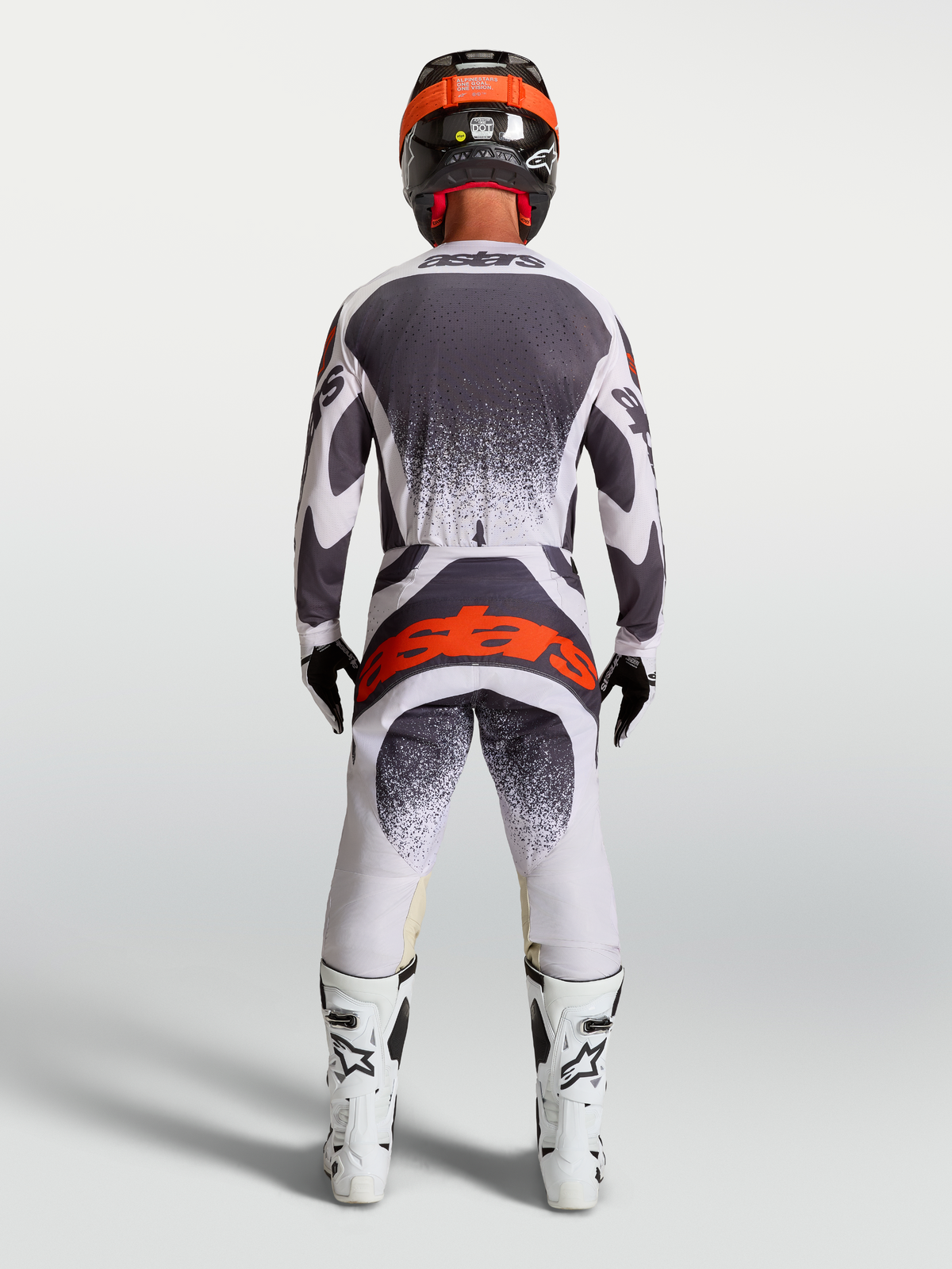 Alpinestars Techstar Swan jersey en gear set, grijs-witte motorcrossuitrusting met rood logo, achteraanzicht op model.