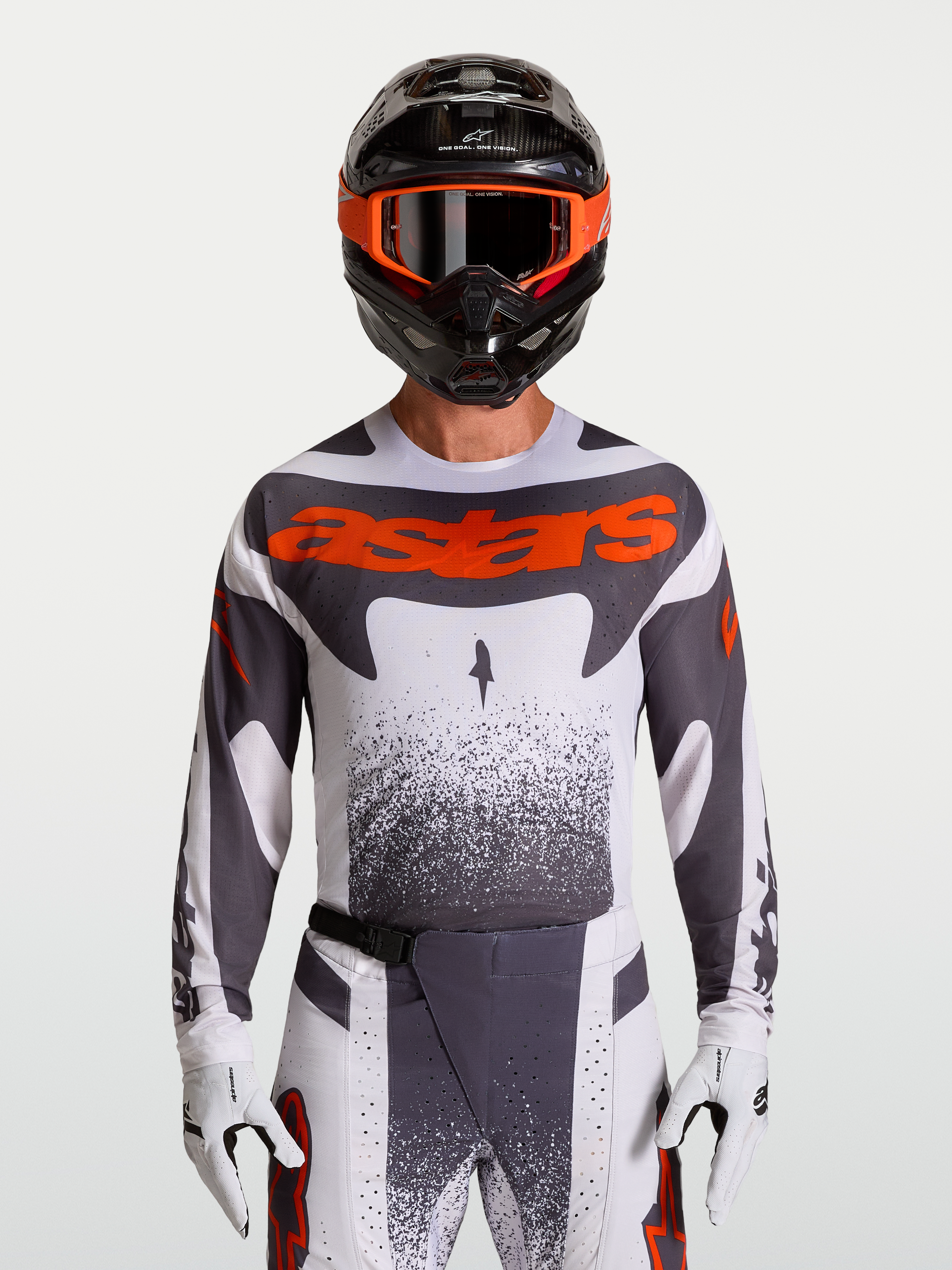 Alpinestars Techstar Swan jersey, heren motorcrossjersey in wit en grijs met rood fluo accenten, atletische racepasvorm, gedragen door model.