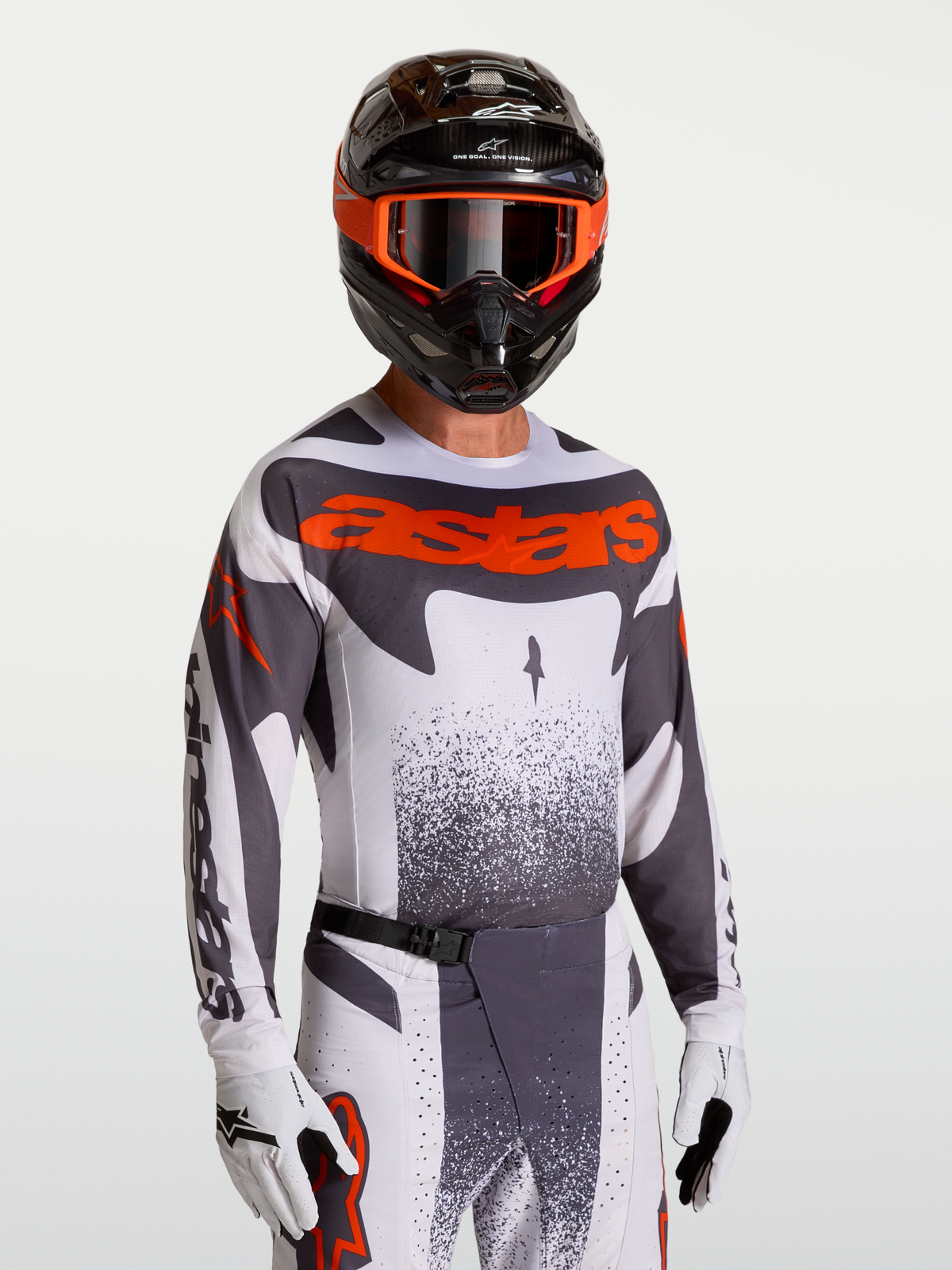 Alpinestars Techstar Swan Jersey, motocross jersey voor heren, grijs en rood fluo, gedragen door model met helm en handschoenen, atletische racepasvorm.