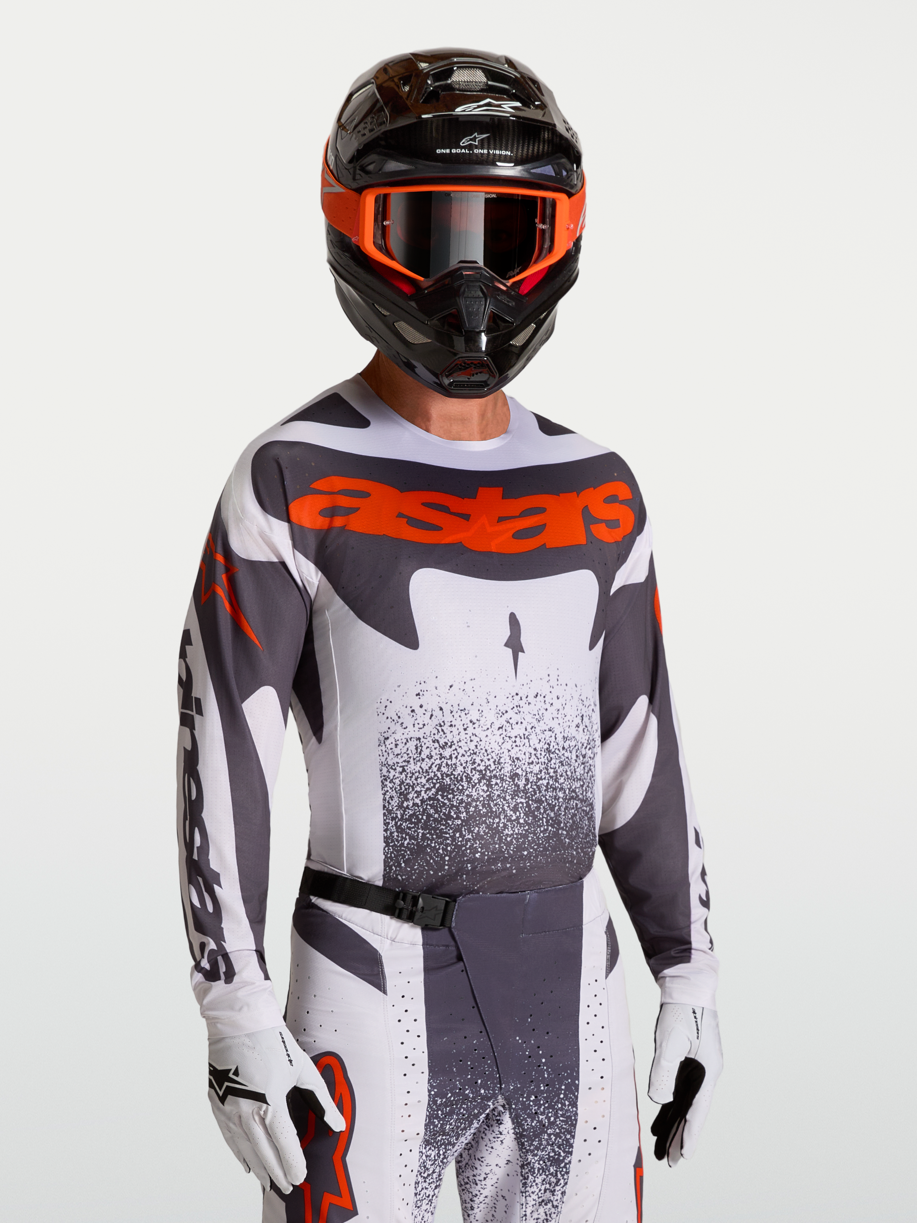 Alpinestars Techstar Swan Jersey, motocross jersey voor heren, grijs en rood fluo, gedragen door model met helm en handschoenen, atletische racepasvorm.