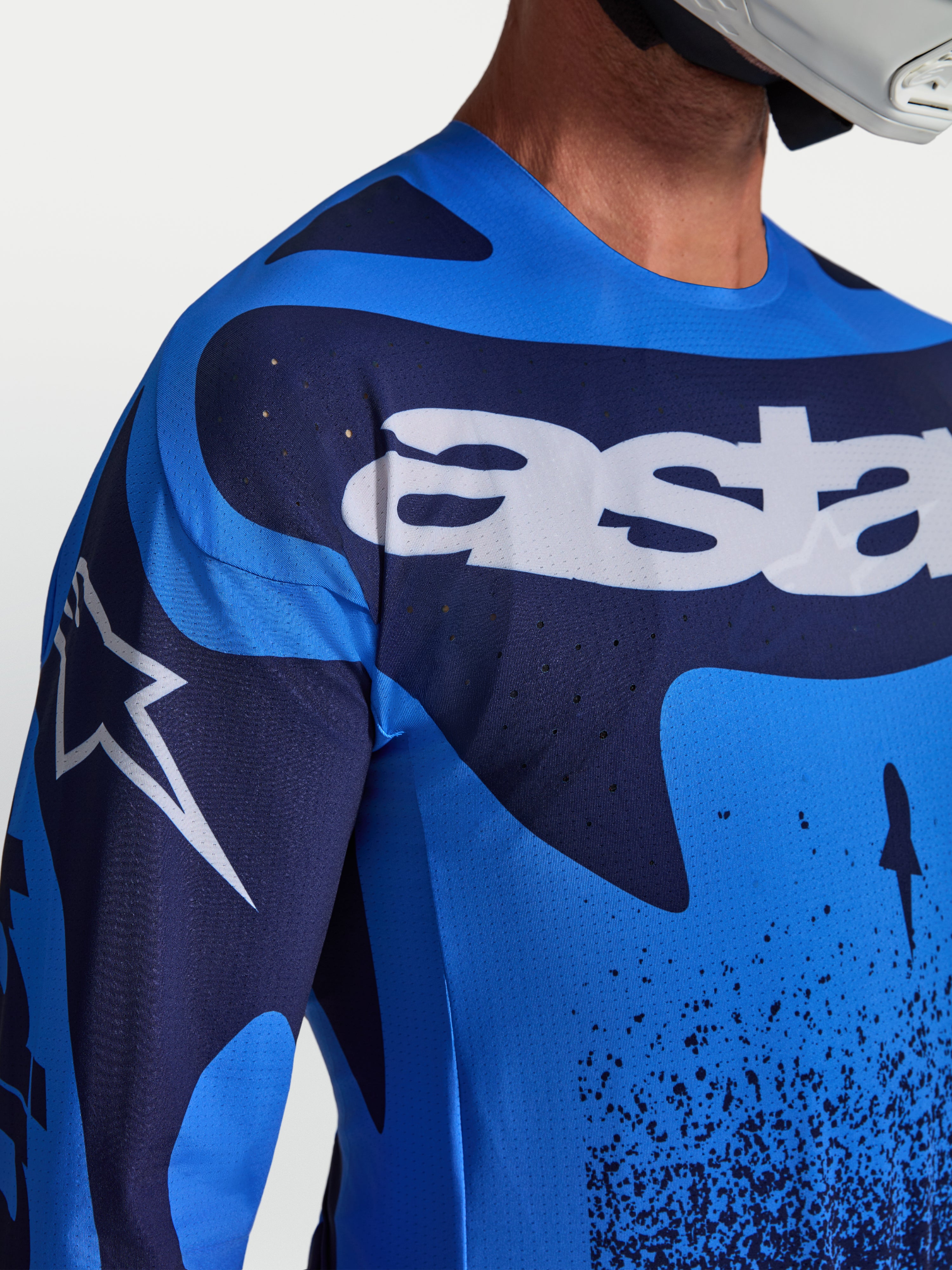 Alpinestars Techstar Swan jersey, heren motocrossjersey in blauw en donkerblauw, lasergesneden ventilatie en witte logo's.