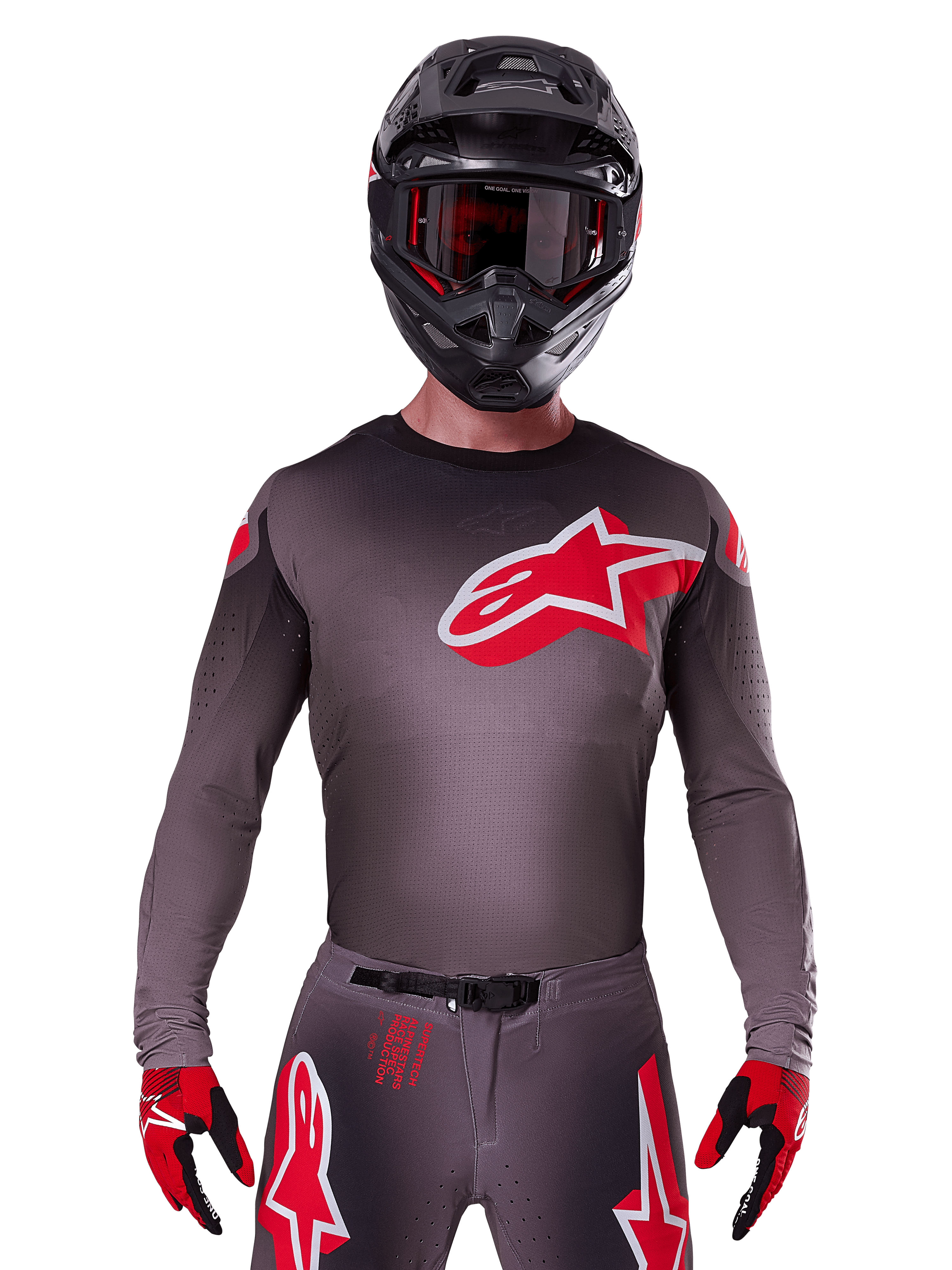 Alpinestars 2025 Supertech Lipan Jersey, motorcross jersey, smoke en rood, voorzien van een groot rood en wit logo op de borst, gedragen met een zwarte helm en rood-zwarte handschoenen, atletische racepasvorm met lasergesneden perforaties
