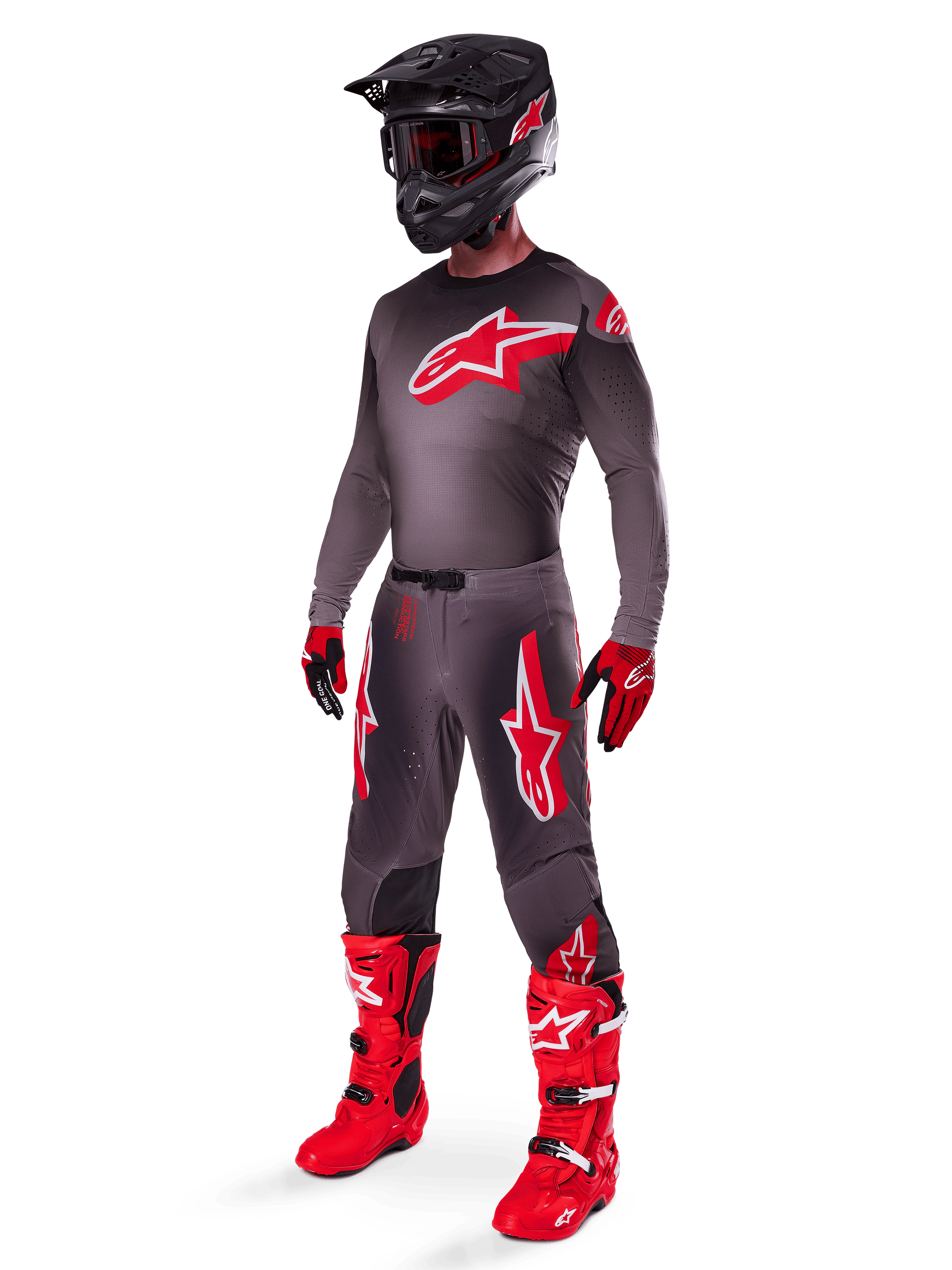 Motorcrossrijder in volledige race-uitrusting, Smoke Bright Red 2025 Supertech Lipan Jersey, bijpassende grijze broek met rode graphics, zwarte helm met rode accenten, felrode laarzen en rood-zwarte handschoenen, gecoördineerde professionele outfit voor off-road racen