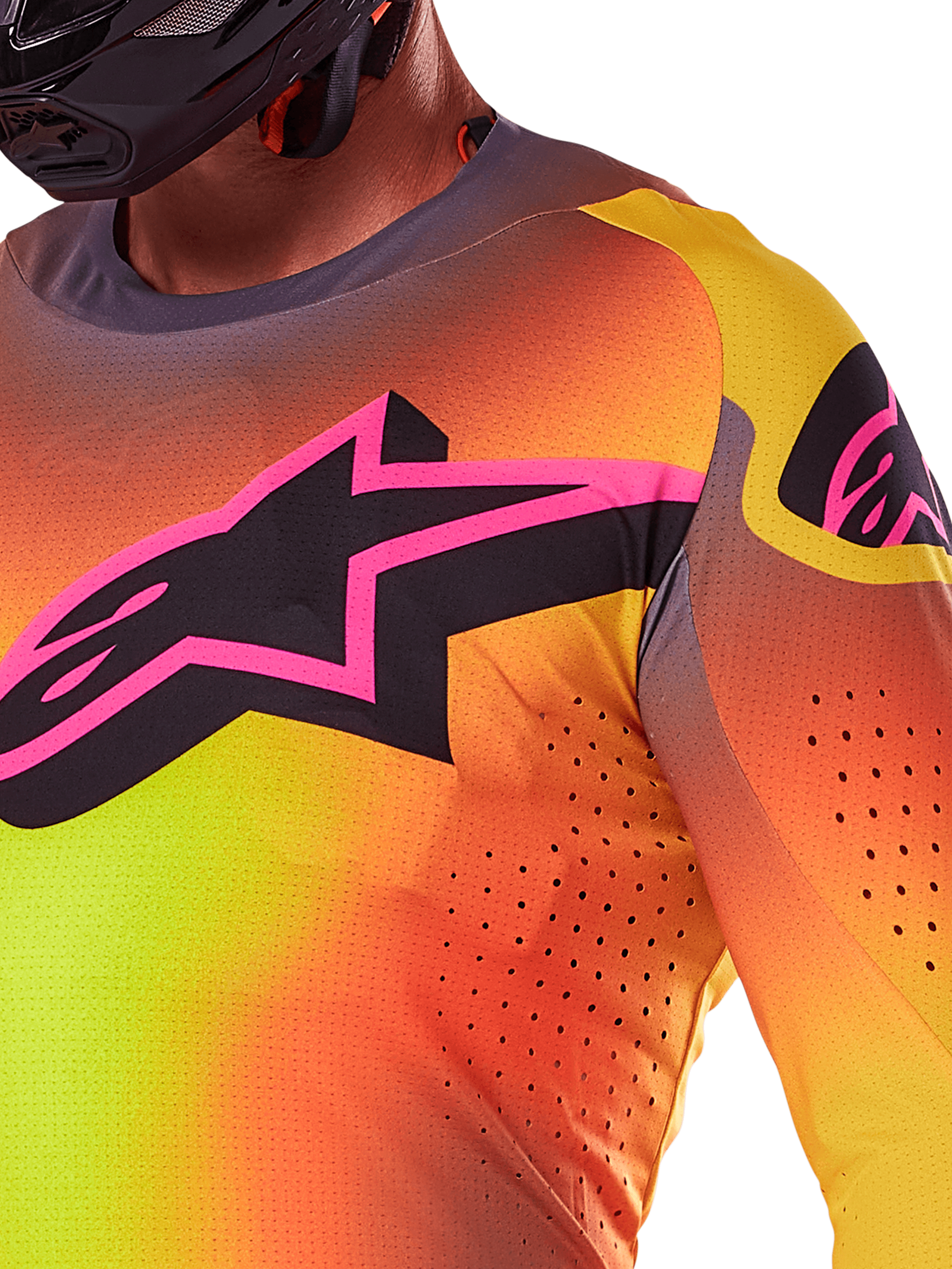 Close-up van de Alpinestars 2025 Supertech Lipan Jersey in Yellow Pink, met een levendig kleurverloop, een groot zwart sterlogo met een roze rand op de borst en zichtbare lasergesneden perforaties voor een verbeterde luchtstroom.