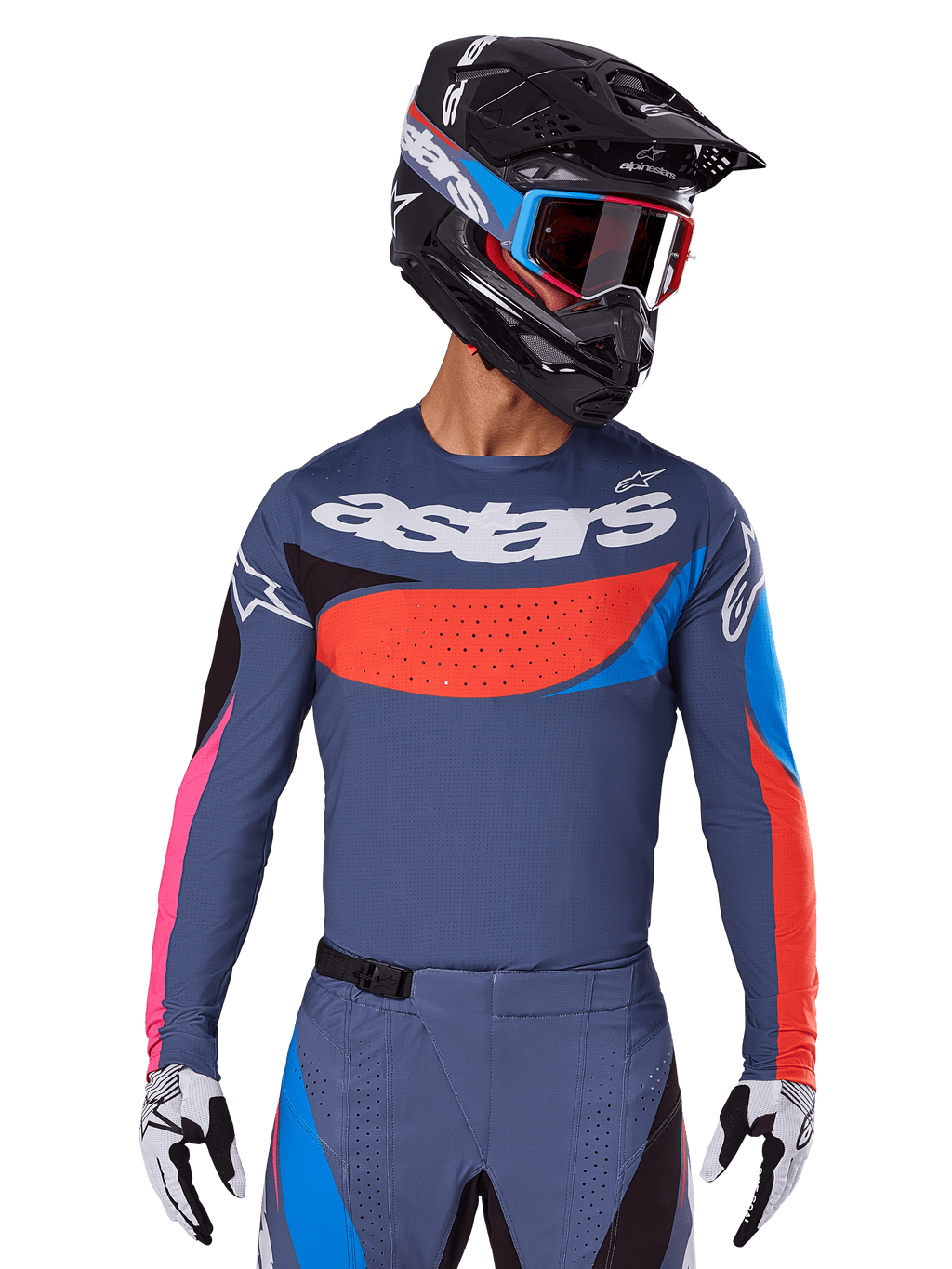 Alpinestars 2025 Techstar Dreem Jersey, motorcross jersey, grijs met blauwe, rode en roze accenten, voorzien van lasergesneden perforaties en groot logo op de borst, gedragen met bijpassende broek en zwarte racehelm