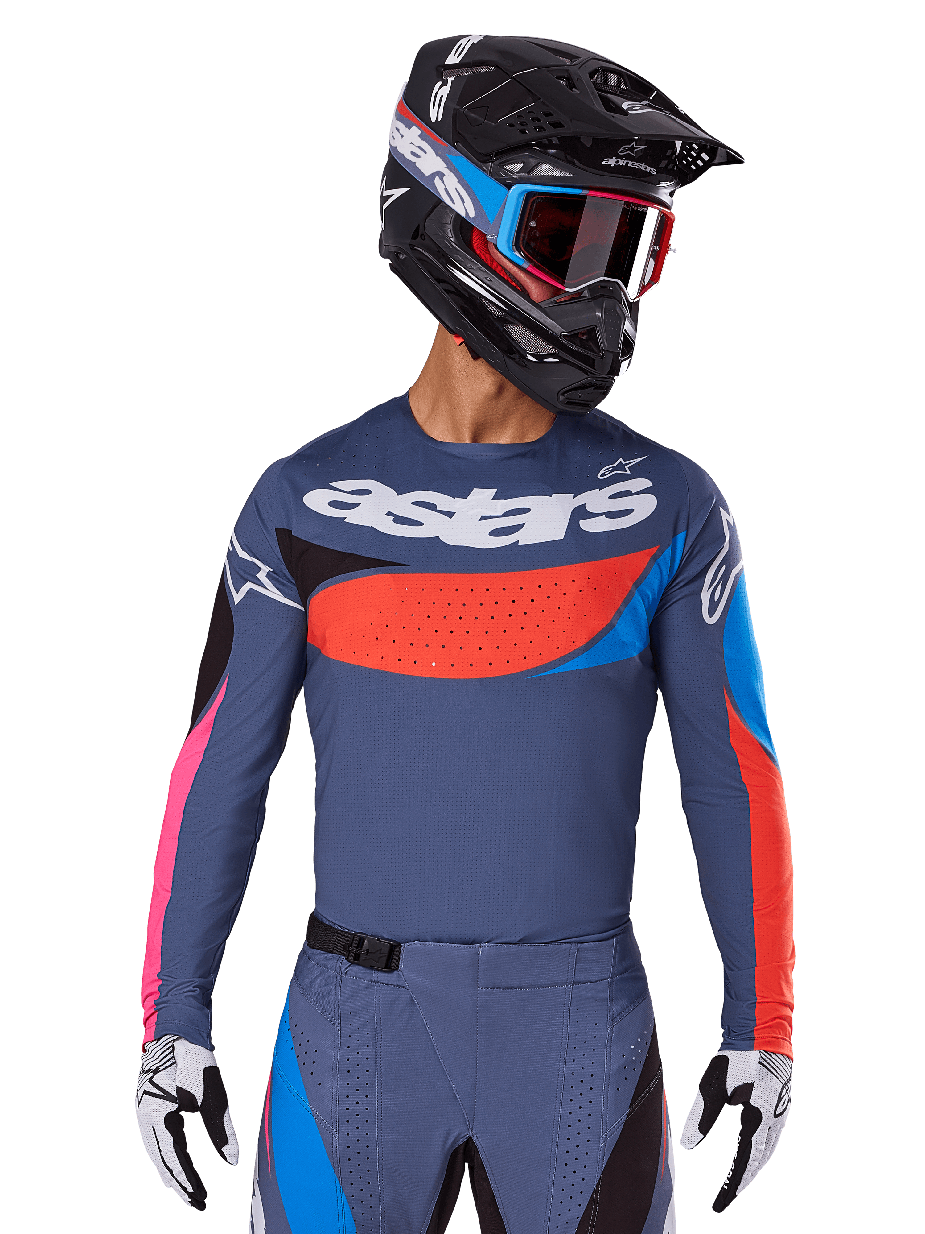 Alpinestars 2025 Techstar Dreem Jersey, motorcross jersey, grijs met blauwe, rode en roze accenten, voorzien van lasergesneden perforaties en groot logo op de borst, gedragen met bijpassende broek en zwarte racehelm