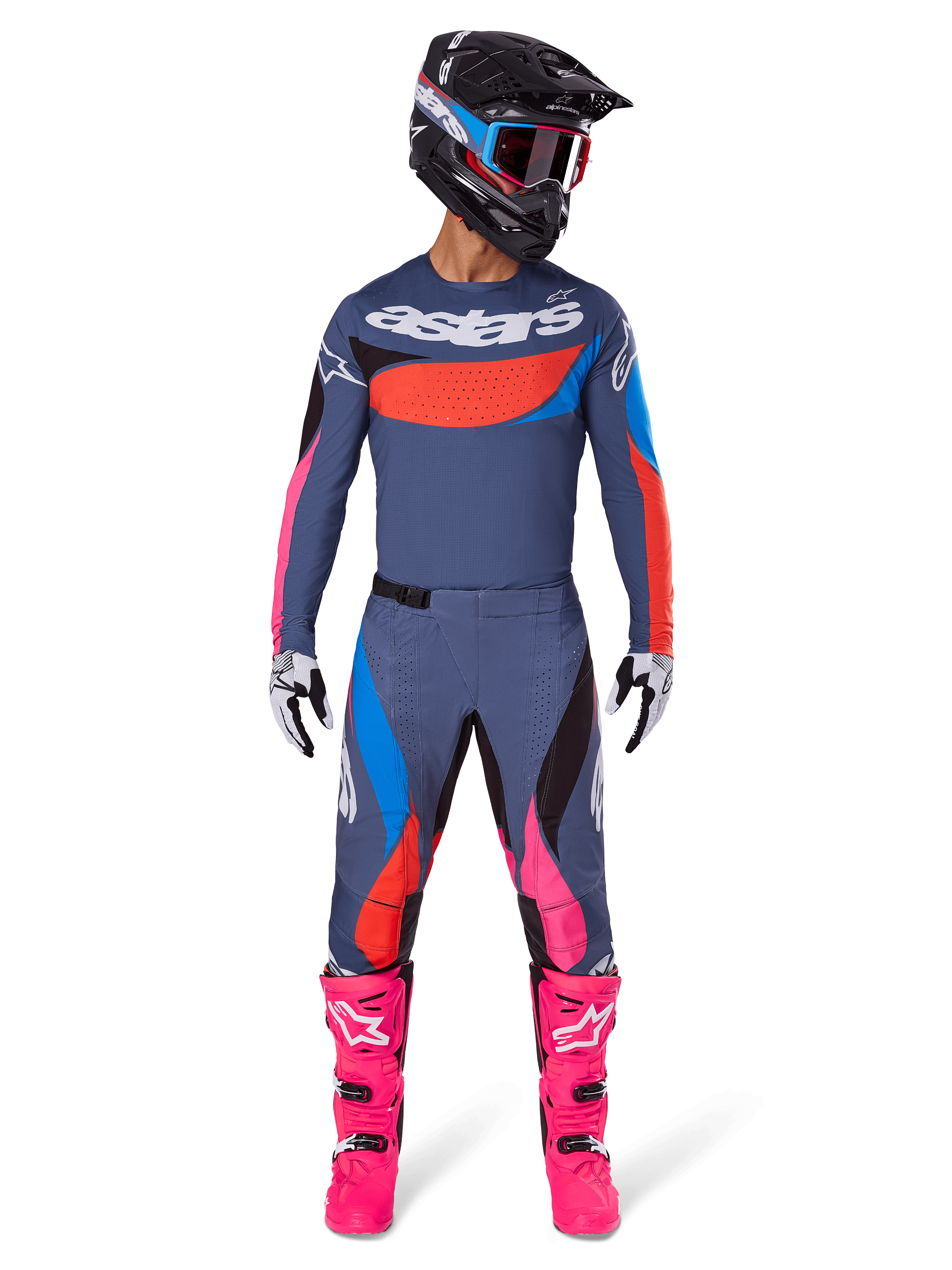 Alpinestars 2025 Techstar Dreem Gear Set, motorcrossrijder in volledige race-uitrusting, grijsblauwe jersey en broek met felle roze, oranje en cyaanblauwe accenten, groot 'astars' logo op de borst, felroze laarzen, zwarte helm met crossbril, gecoördineerde outfit voor professionele motorcross