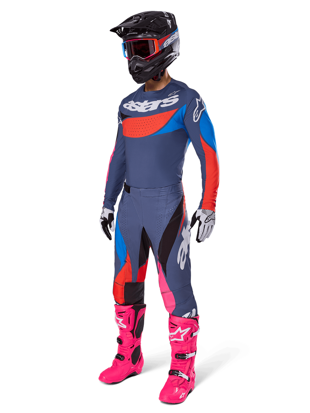 Alpinestars 2025 Techstar Dreem motorcrossuitrusting, complete off-road race-outfit met een grijs en blauw jersey met rode accenten, bijpassende broek met roze accenten, zwarte helm, felroze laarzen en wit-zwarte handschoenen