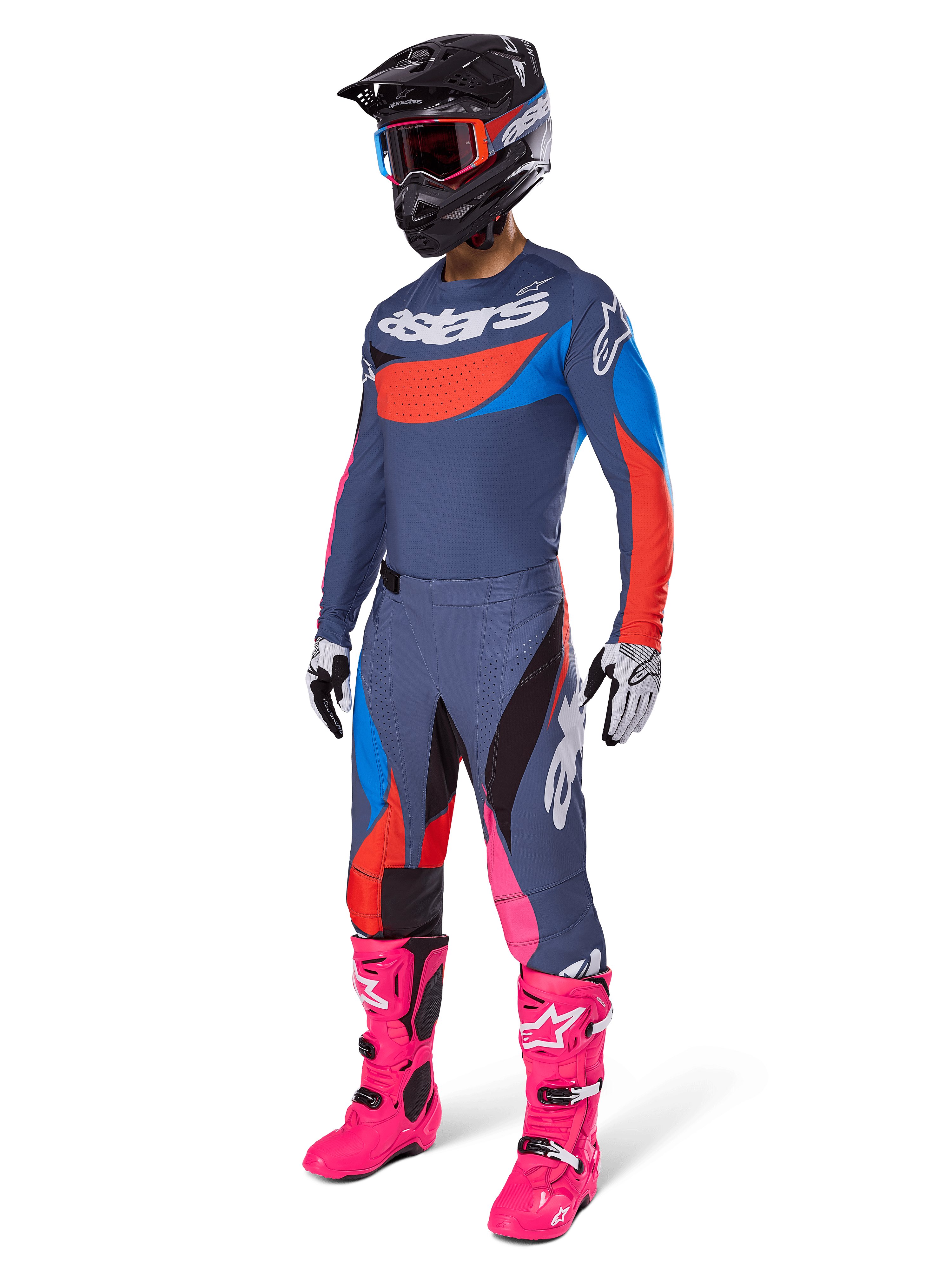 Alpinestars 2025 Techstar Dreem motorcrossuitrusting, complete off-road race-outfit met een grijs en blauw jersey met rode accenten, bijpassende broek met roze accenten, zwarte helm, felroze laarzen en wit-zwarte handschoenen