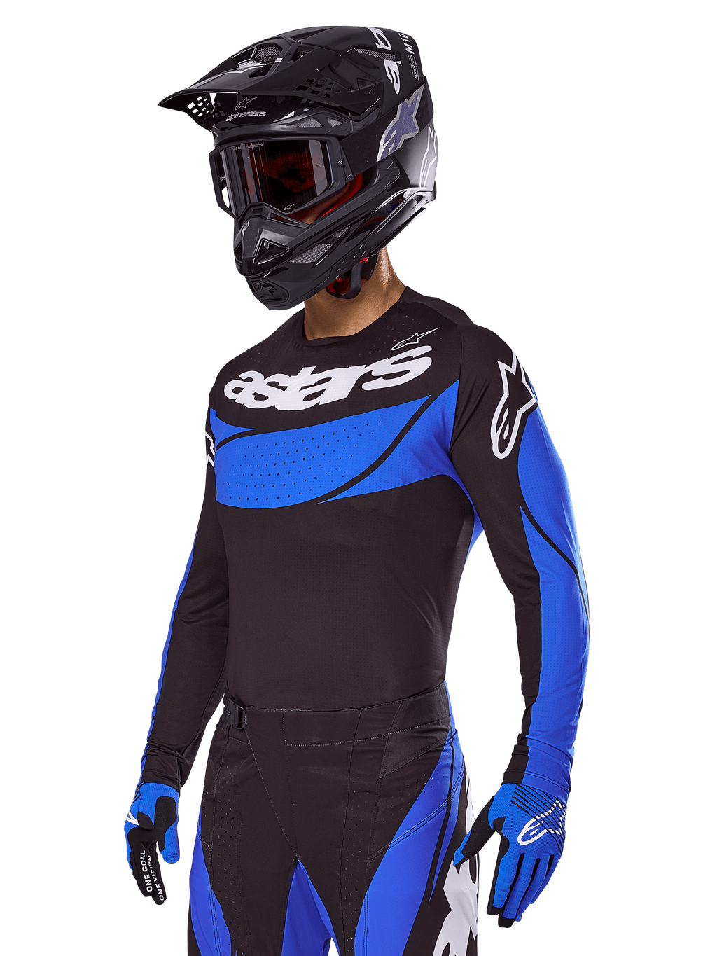 Motocrossrijder in de Alpinestars 2025 Techstar Dreem gearset, zwart shirt met blauwe geperforeerde panelen en witte logo's, bijpassende zwarte en blauwe broek, zwarte racehelm en blauwe handschoenen, gecoördineerde performance-outfit voor off-road motocross.