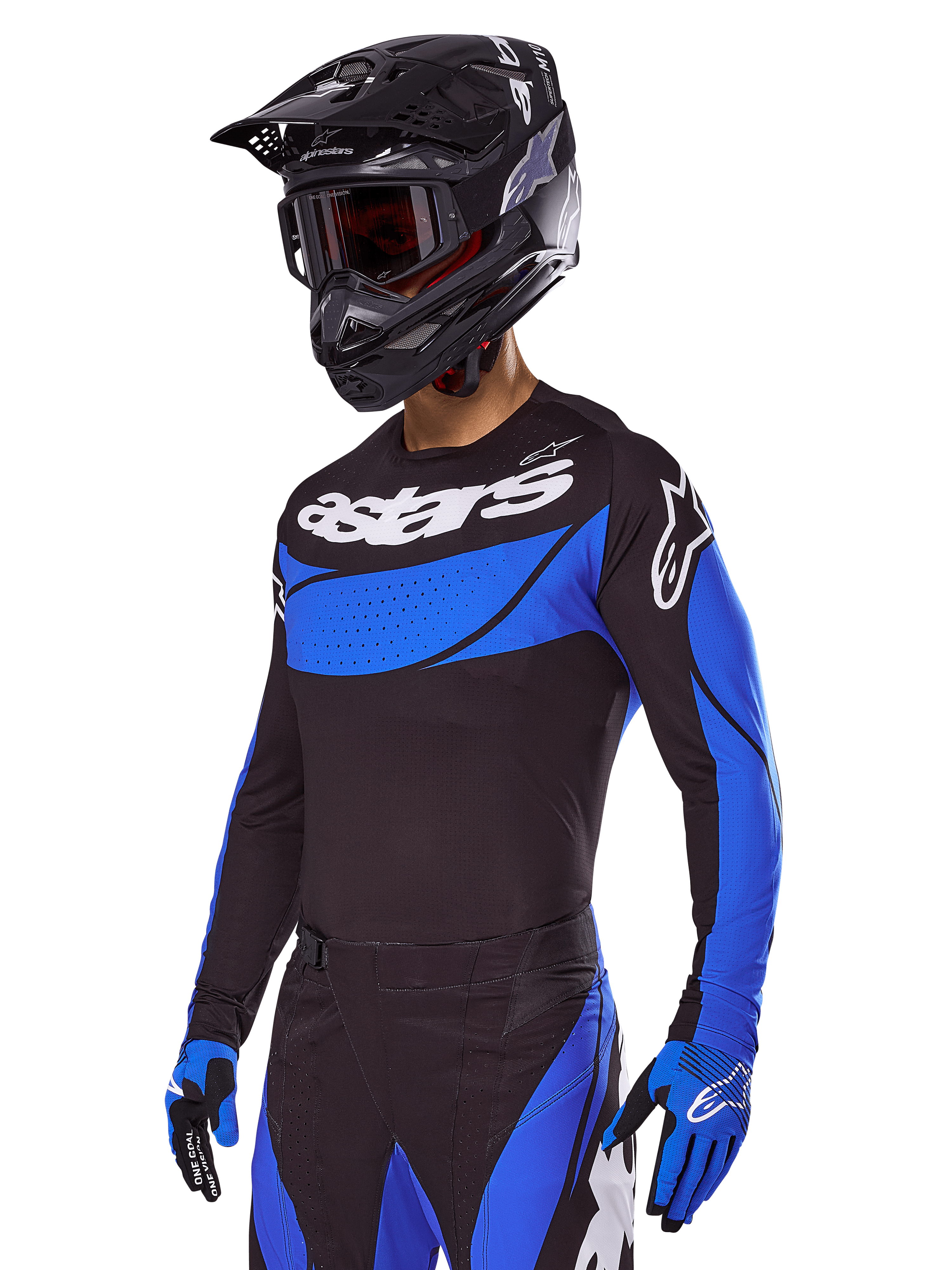 Motocrossrijder in de Alpinestars 2025 Techstar Dreem gearset, zwart shirt met blauwe geperforeerde panelen en witte logo's, bijpassende zwarte en blauwe broek, zwarte racehelm en blauwe handschoenen, gecoördineerde performance-outfit voor off-road motocross.