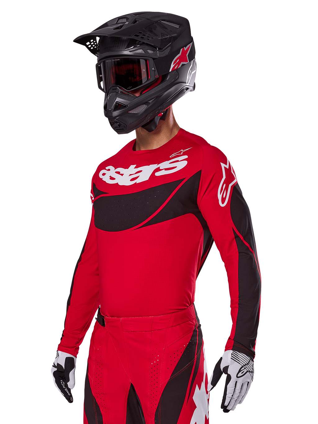 Alpinestars 2025 Techstar Dreem Gear Set, rode motorcross jersey en broek met zwarte en witte accenten, gedragen met een zwarte helm en crossbril, witte en zwarte handschoenen, voorzien van opvallende 'astars' branding, ontworpen voor prestatiegerichte off-road racing