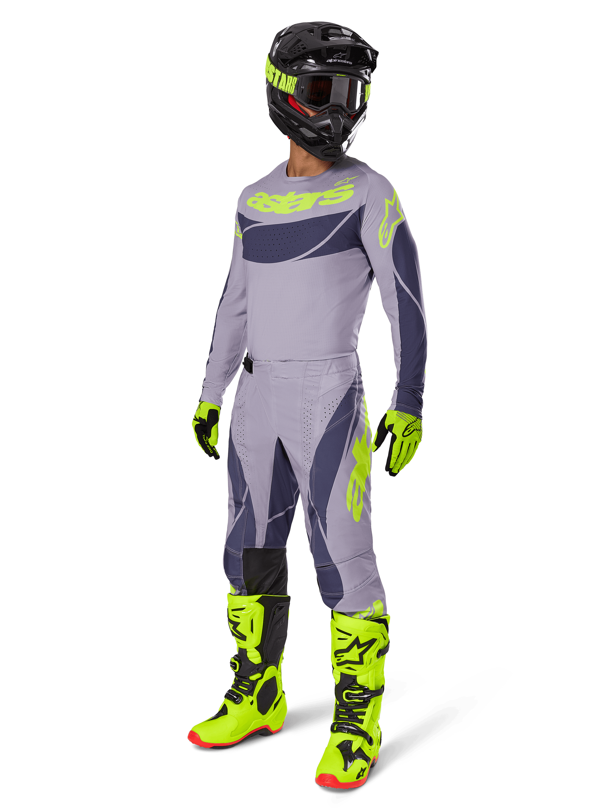 Motorcrosser draagt de 2025 Techstar Dreem Jersey in grijs en donkergrijs met neongele accenten, complete race-uitrusting inclusief bijpassende grijze broek, neongele laarzen en handschoenen, en een zwarte helm, gecoördineerde off-road outfit