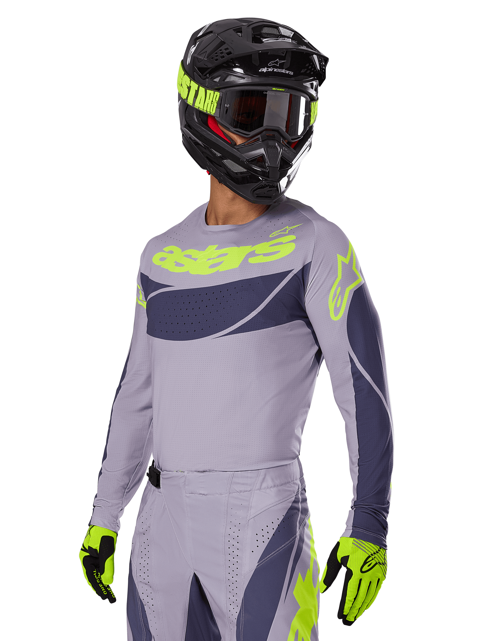 Motorcrosser die de Alpinestars 2025 Techstar Dreem Jersey draagt in grijs en donkergrijs, voorzien van een neongeel 'astars'-logo op de borst, gecombineerd met een bijpassende helm, crossbril en handschoenen voor een gecoördineerde off-road race-look.