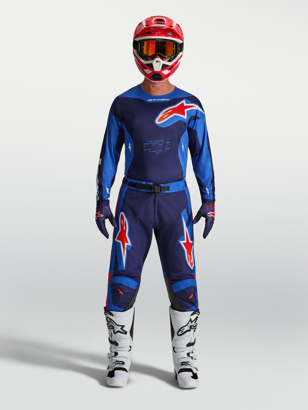 Alpinestars 2027 Racer Hunt jersey en kledingset, heren-motocrossoutfit, blauw en rood, textielconstructie op model.