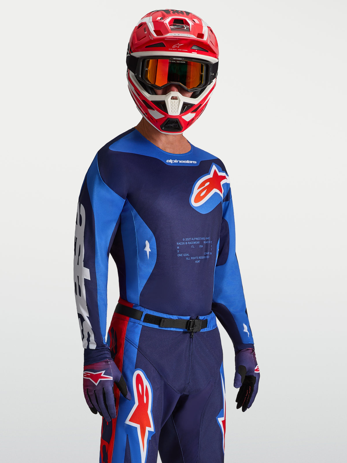 Alpinestars Racer Hunt jersey, heren-motocrossjersey in blauw en rood, vochtafvoerende polyfabric, op model met helm.