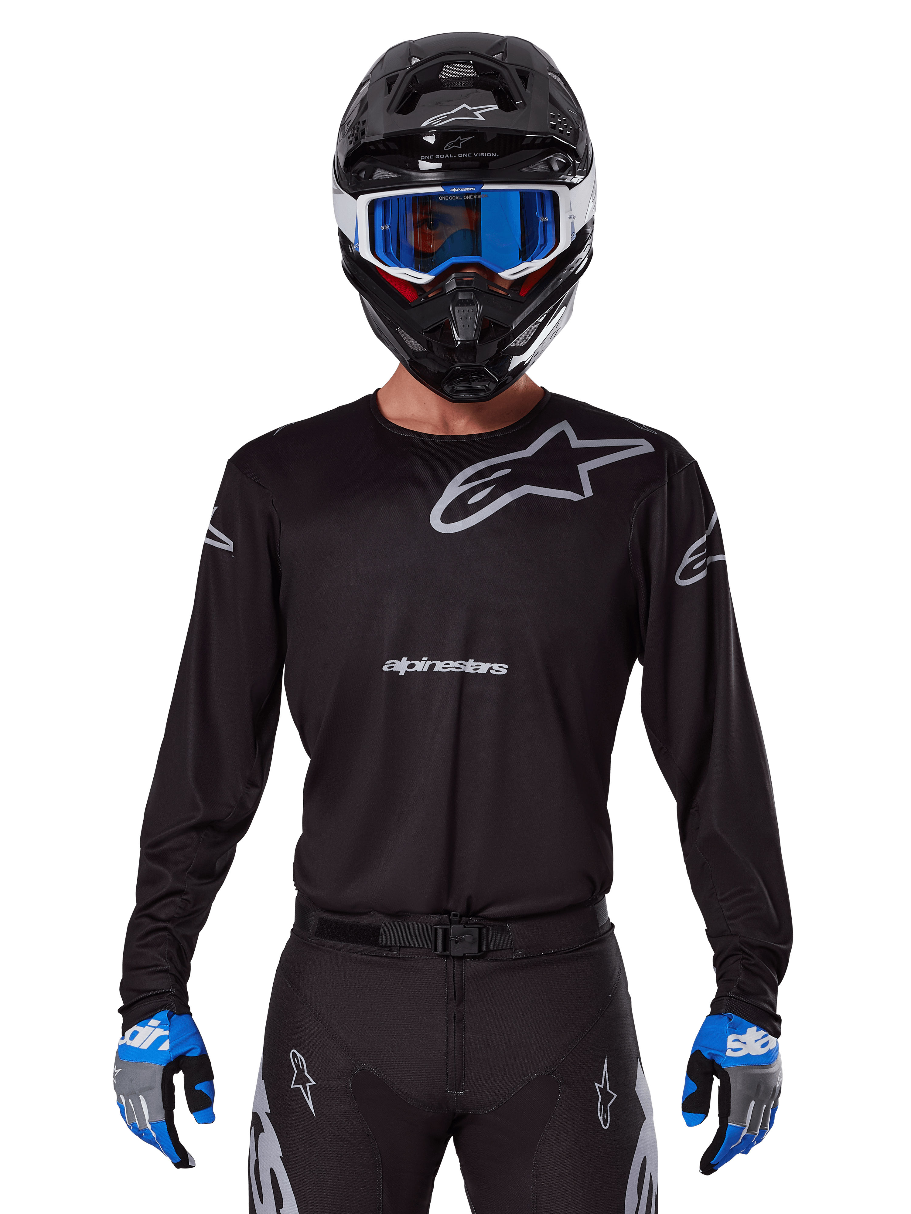 Alpinestars 2025 Racer Graphite Jersey, motorcross racetenue, zwart met grijze logo's, gedragen met bijpassende zwarte helm, blauwe crossbril en blauw-grijze handschoenen, nauwsluitend performance-ontwerp met logo's op de borst en mouwen