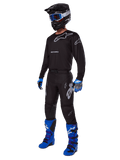 2025 Racer Graphite Gear Set, complete motorcross-uitrusting, zwart en grijs jersey en broek met zilveren logo's, zwarte helm met blauw getinte bril, blauwe en zwarte handschoenen, felblauwe laarzen, professionele off-road race-uitrusting