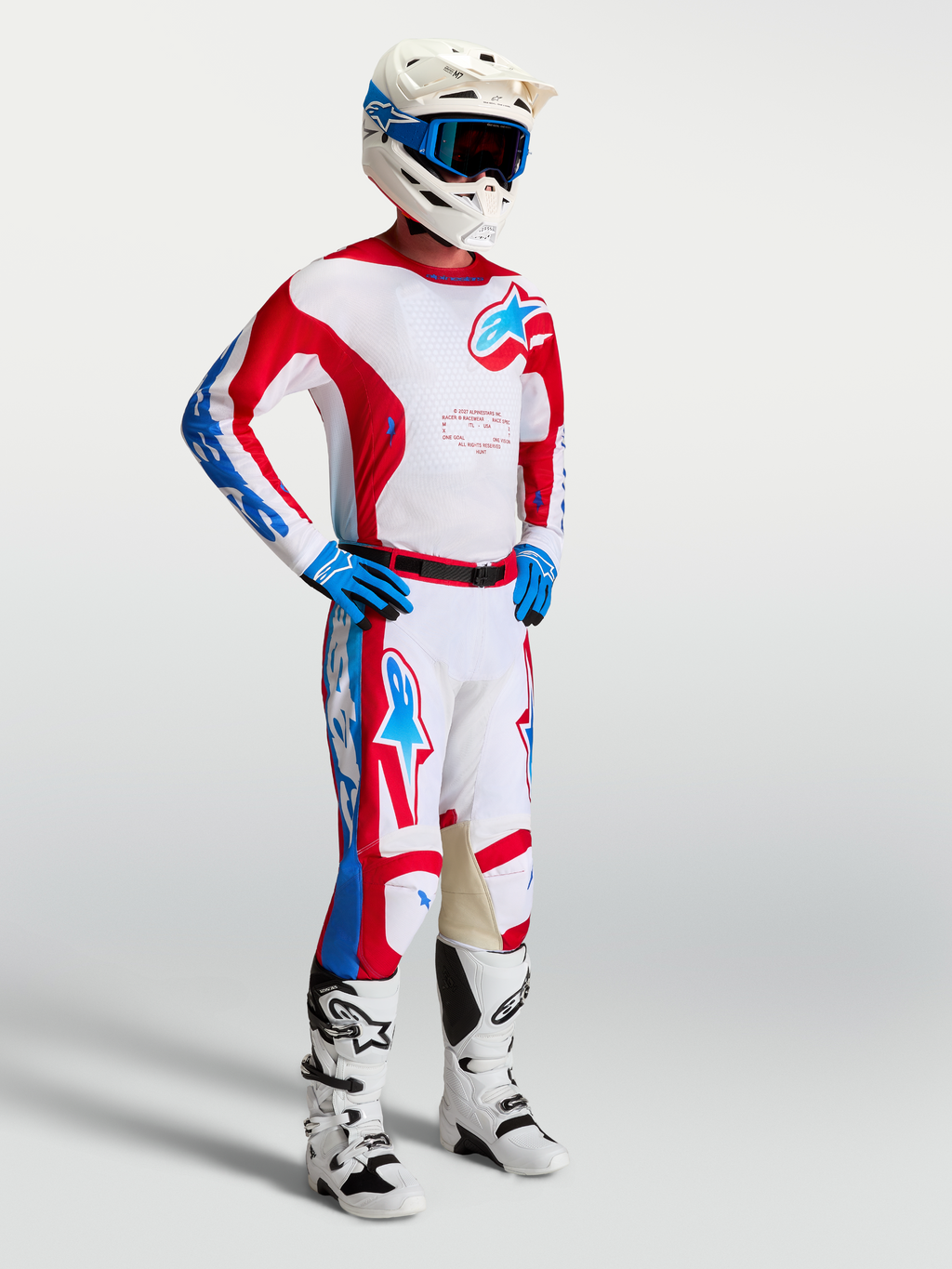 Alpinestars Racer Hunt motorcrossset, rood, wit en blauwe jersey en broek op model voor off-road rijden.