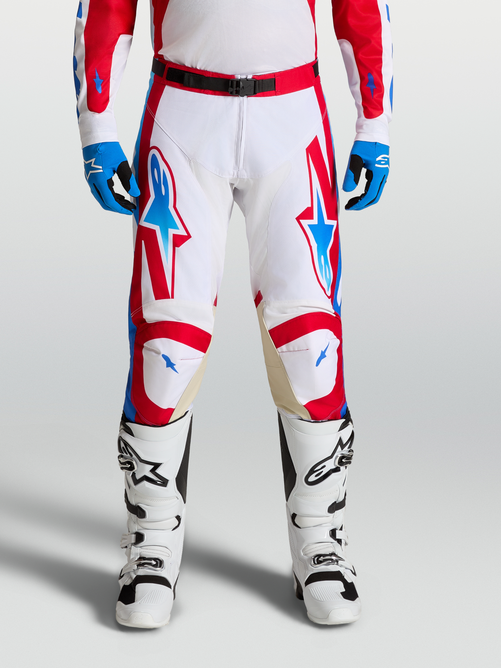 Alpinestars Racer Hunt broek, motocrossracebroek voor heren, wit, rood en blauw, met leren kniepanelen.