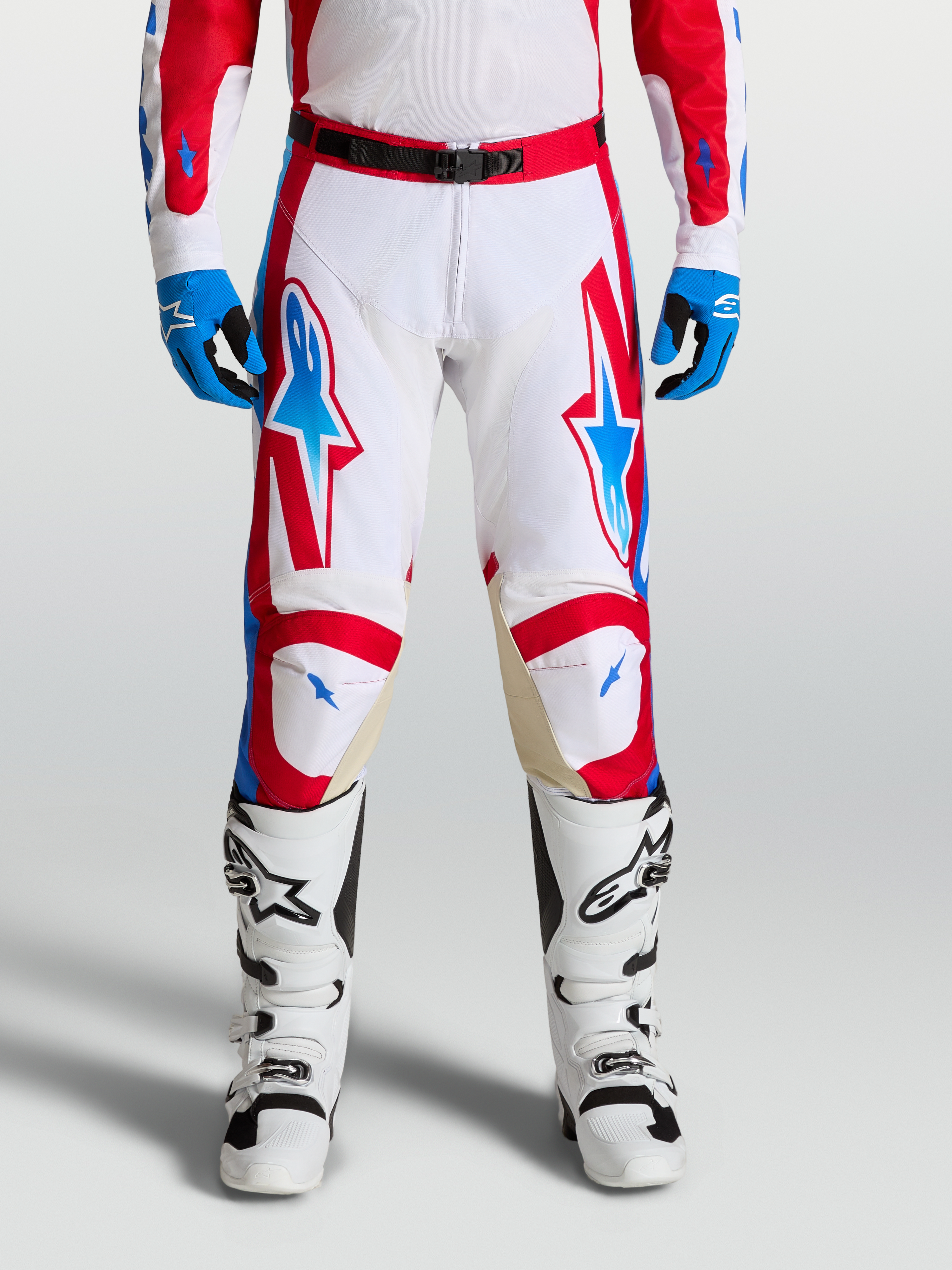 Alpinestars Racer Hunt broek, motocrossracebroek voor heren, wit, rood en blauw, met leren kniepanelen.