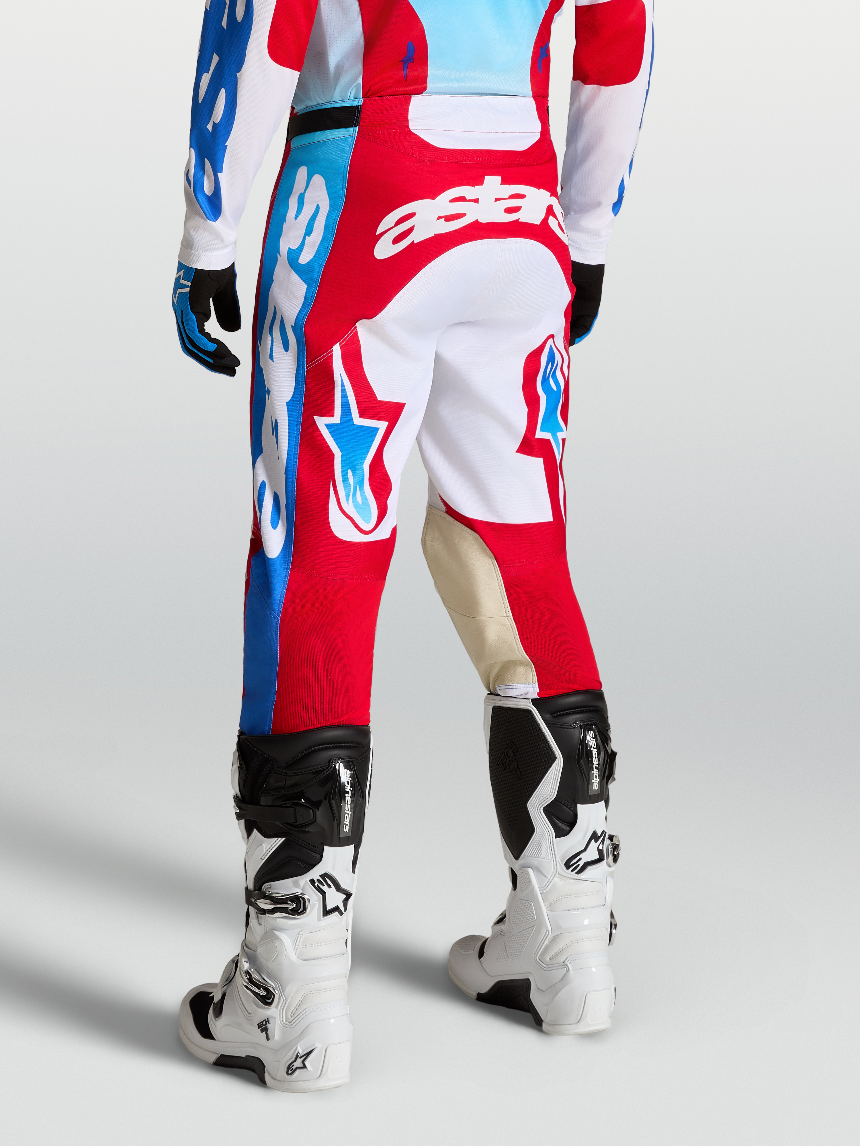 Alpinestars Racer Hunt broek, rood en witte motorcrossbroek met stergrafieken, geitenleren kniepanelen en ergonomische sportieve pasvorm.