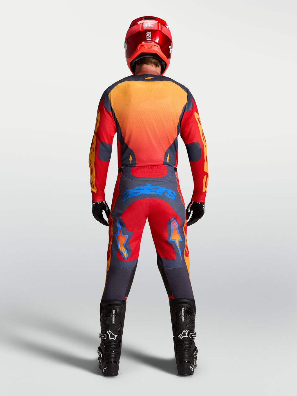 Alpinestars Racer Hunt jersey, heren motorcrosskleding, rood en grijs, vochtafvoerend textiel, achteraanzicht van de rijder.