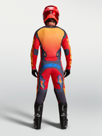 Alpinestars Racer Hunt jersey, heren motorcrosskleding, rood en grijs, vochtafvoerend textiel, achteraanzicht van de rijder.