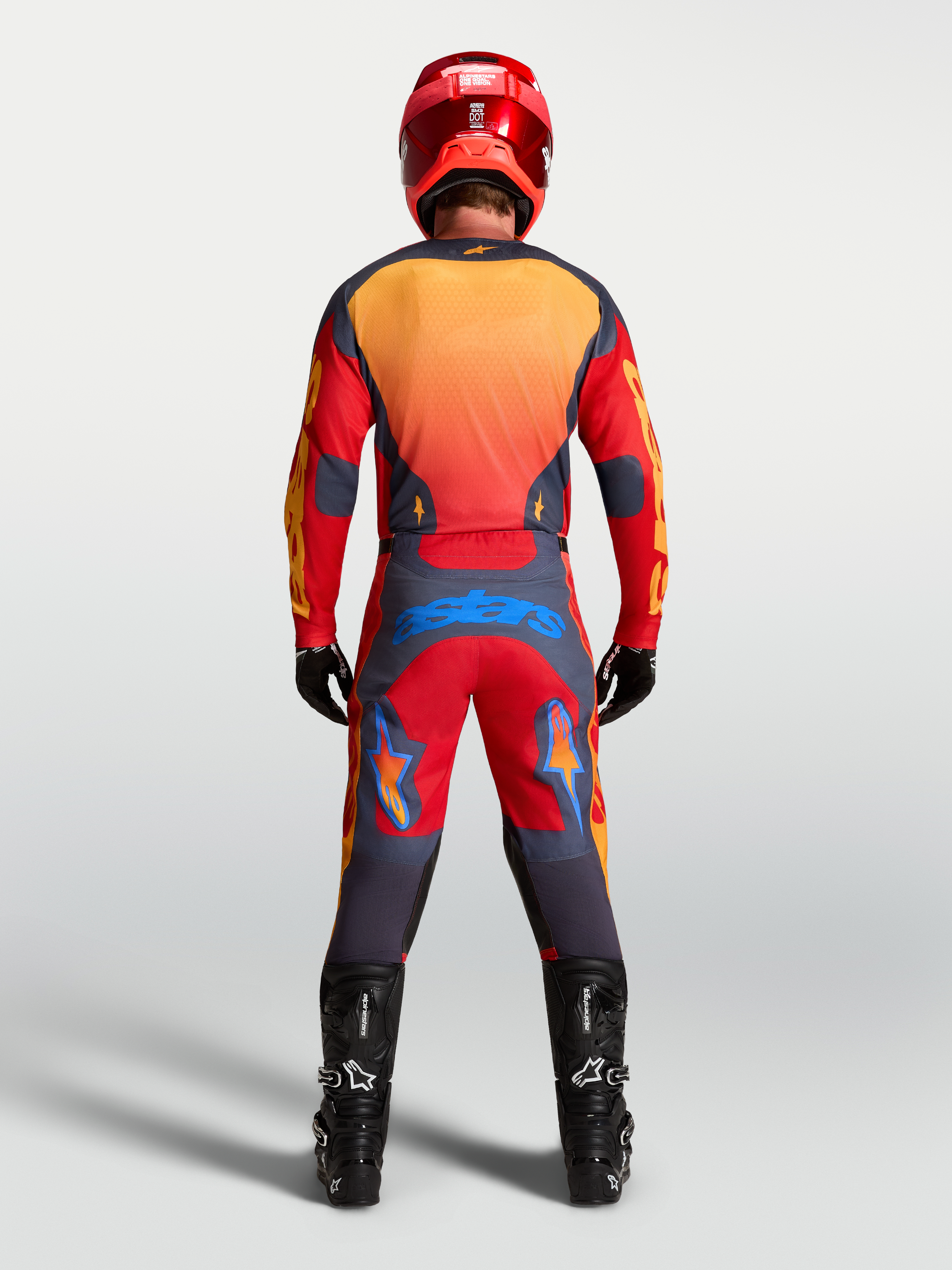 Alpinestars Racer Hunt jersey, heren motorcrosskleding, rood en grijs, vochtafvoerend textiel, achteraanzicht van de rijder.