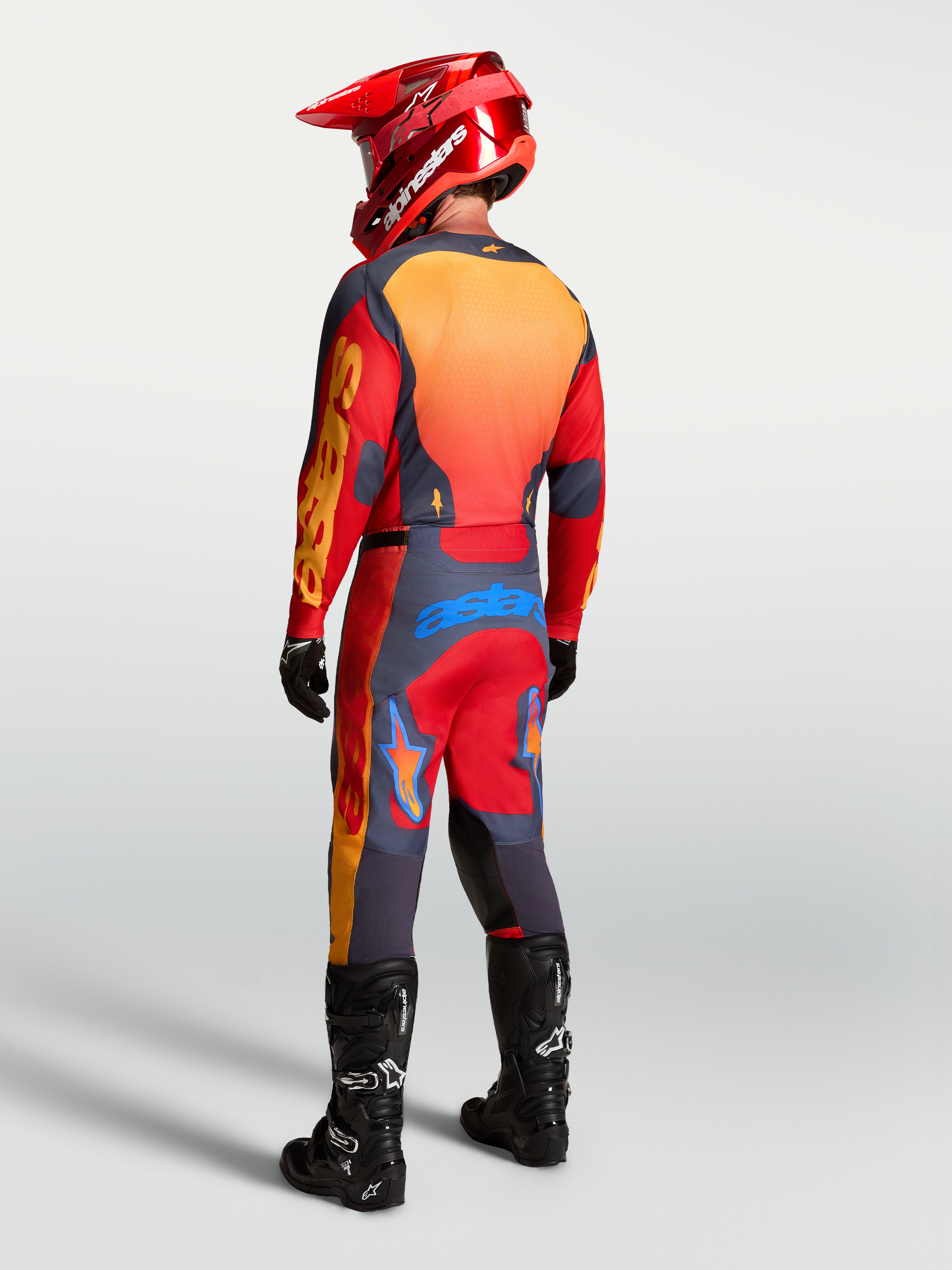 Alpinestars Racer Hunt jersey, rood en grijs heren motocross-jersey met racepasvorm en ventilatie, achteraanzicht.