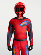 Alpinestars Racer Hunt jersey, rood en grijs heren motocrossjersey, vochtafvoerende stof met mesh, gedragen door een model.