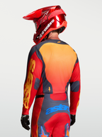 Alpinestars Racer Hunt Jersey, heren motocross jersey in rood en grijs, ademend en vochtafvoerend, rugaanzicht.