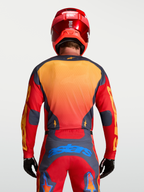 Alpinestars Racer Hunt jersey voor heren, motorcross kleding in rood en grijs, achteraanzicht op model met helm.