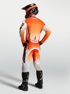 Alpinestars Racer Amber broek en gear set, heren-motocrossuitrusting in oranje en wit, achteraanzicht op model.