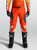 Alpinestars Racer Amber broek, rode motocrossbroek met voorgevormde racepasvorm, gemaakt van duurzaam 600D-polyweefsel en gedragen op model.