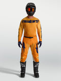 Alpinestars 2027 Racer Amber jersey en gear set, heren-motocrossset, oranje en donkerblauw, met bijpassende broek en laarzen.