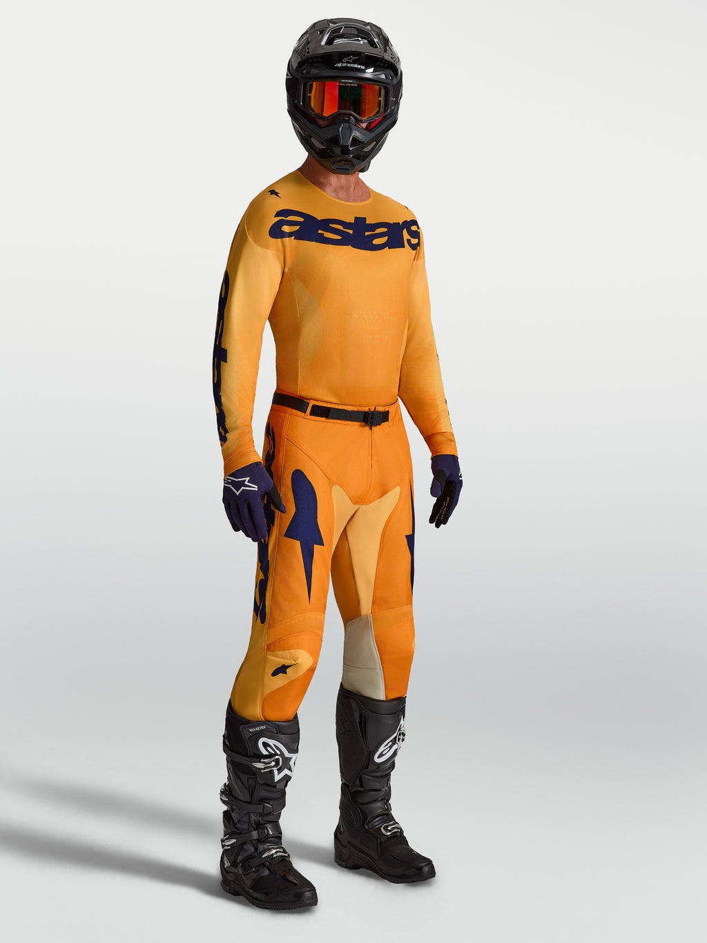 Alpinestars 2027 Racer Amber motorcrossset, oranje en donkerblauwe performance jersey voor heren met bijpassende broek.