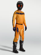 Alpinestars 2027 Racer Amber motorcrossset, oranje en donkerblauwe performance jersey voor heren met bijpassende broek.