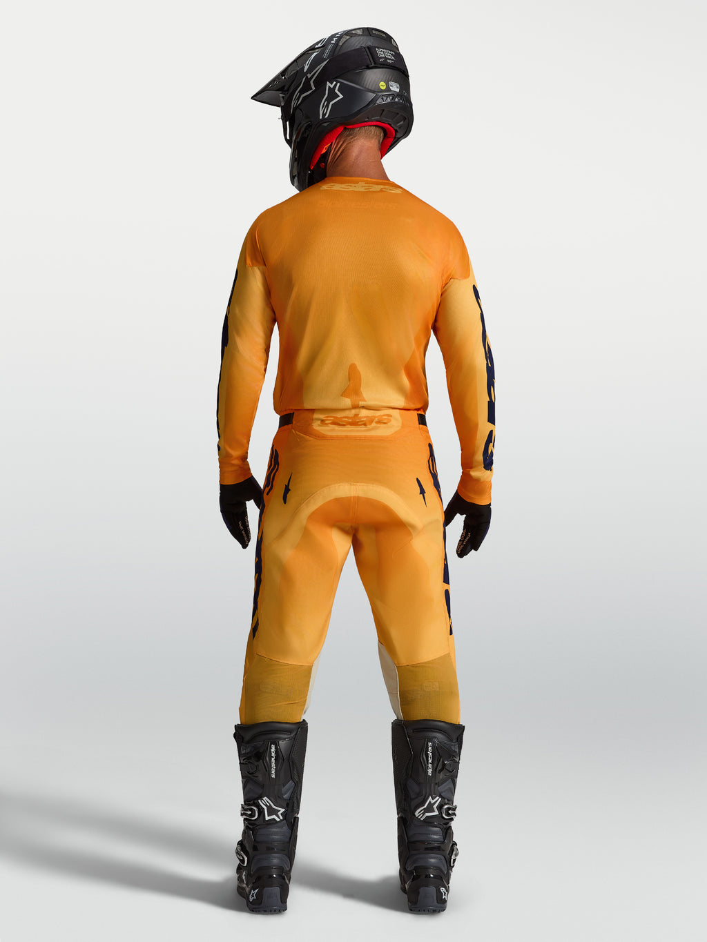 Alpinestars 2027 Racer Amber Jersey en uitrustingsset, heren-motorcrossoutfit, oranje en donkerblauw, volledig achteraanzicht.