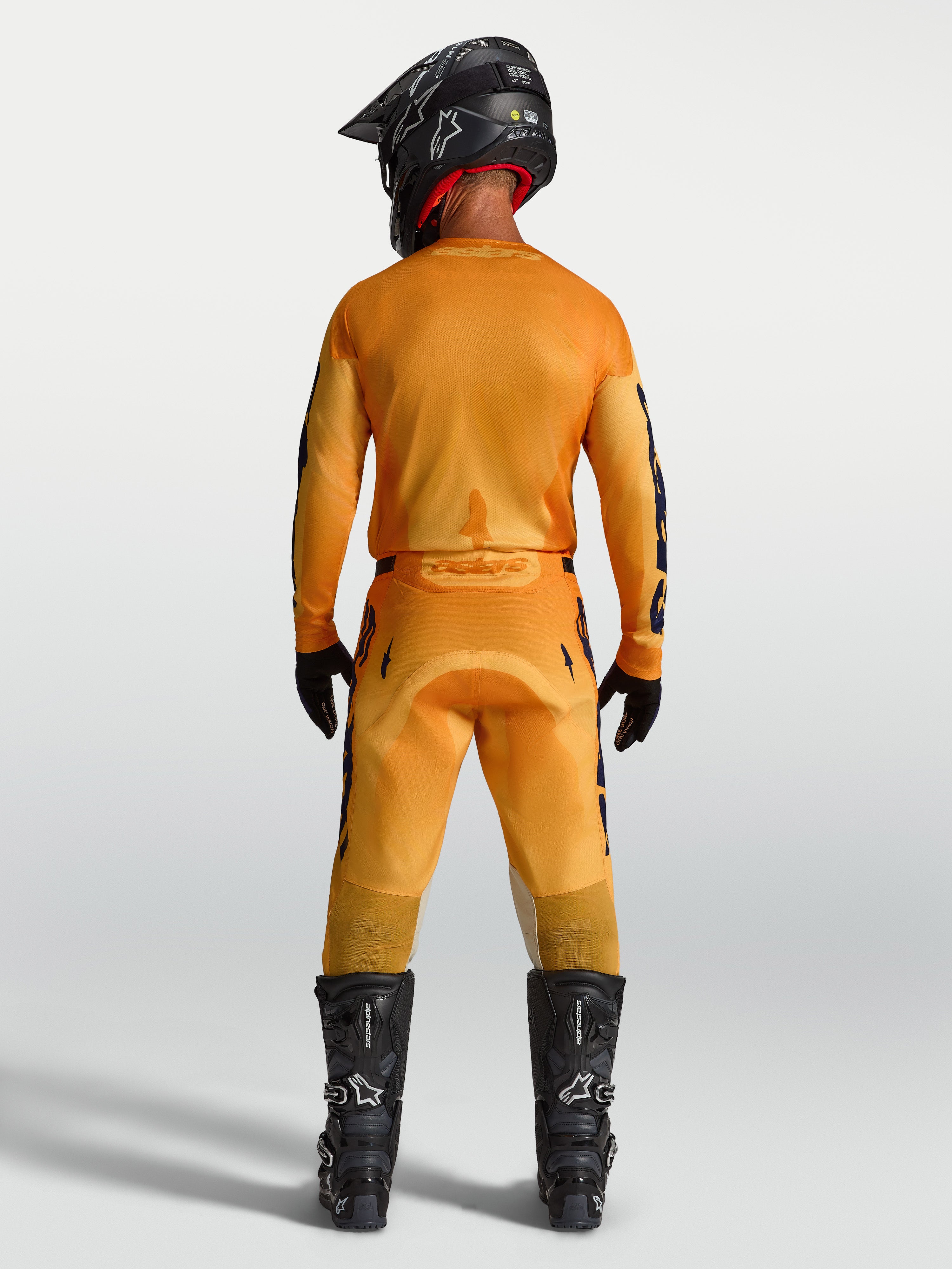 Alpinestars 2027 Racer Amber Jersey en uitrustingsset, heren-motorcrossoutfit, oranje en donkerblauw, volledig achteraanzicht.