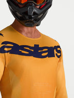 Alpinestars Racer Amber Jersey, oranje en donkerblauwe motocrossjersey met vochtafvoerend materiaal en een borstlogo.