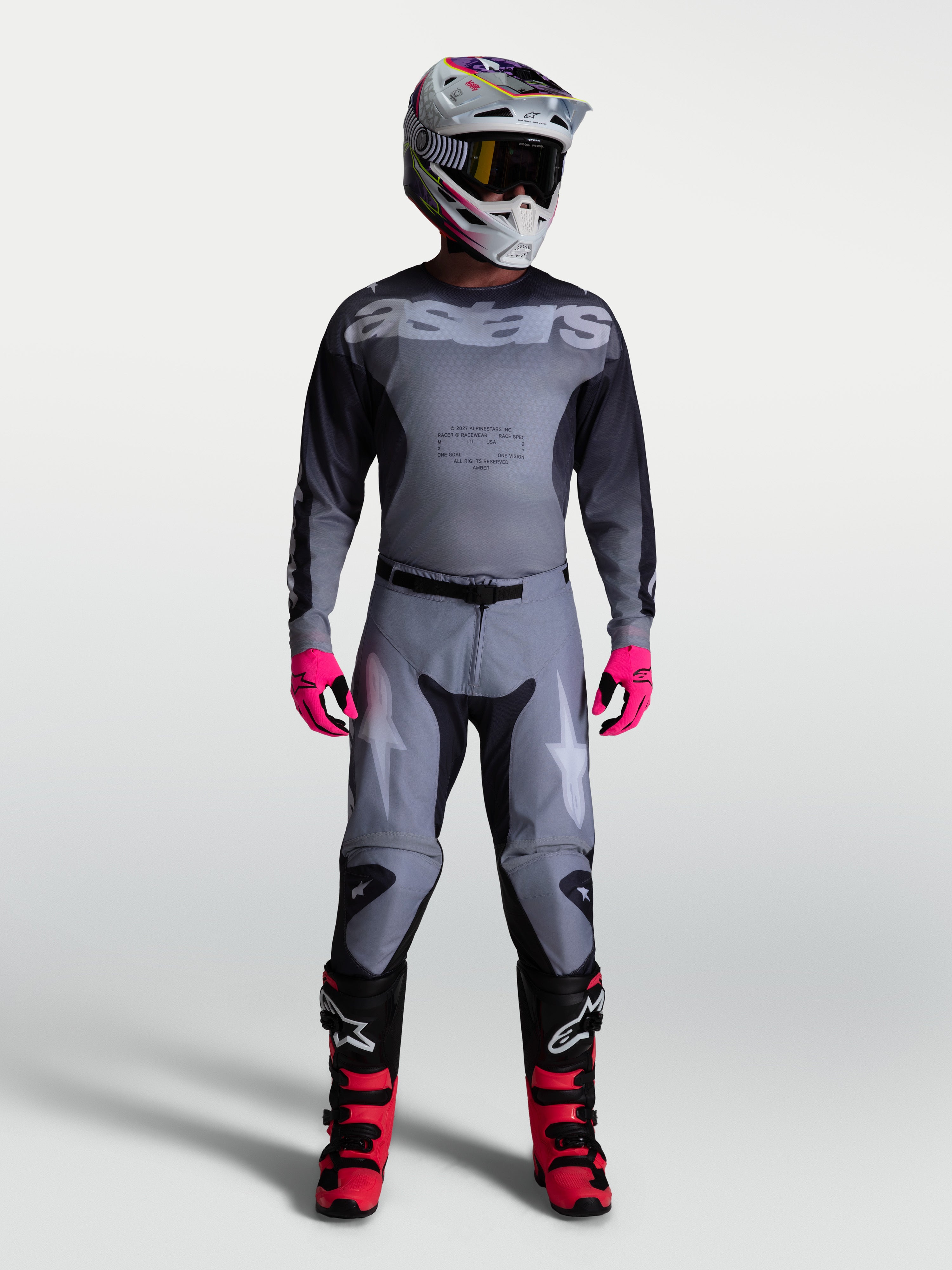 Alpinestars 2027 Racer Amber Jersey en Gear Set, heren-motocrossoutfit in grijs en zwart met roze accenten, complete off-road uitrusting.