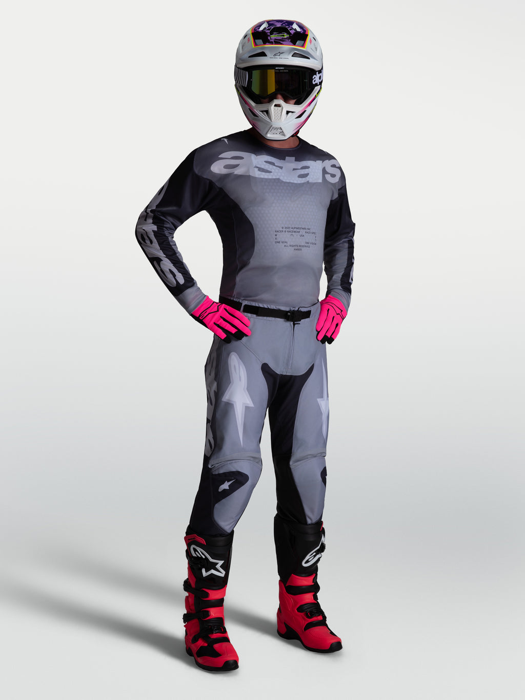Alpinestars 2027 Racer Amber jersey en gear set, grijze en roze heren motocrossuitrusting met een atletische pasvorm.