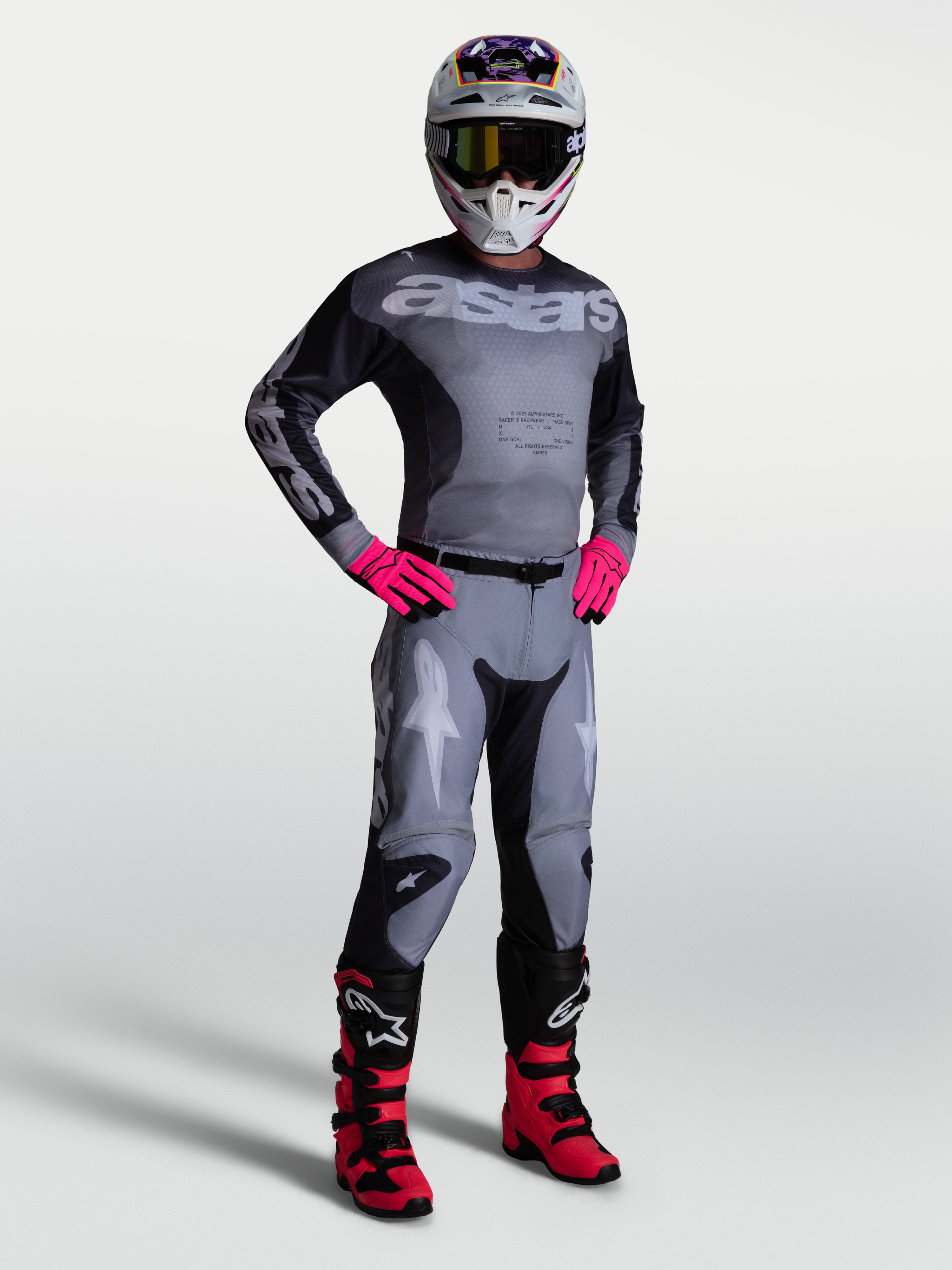 Alpinestars 2027 Racer Amber jersey en gear set, grijze en roze heren motocrossuitrusting met een atletische pasvorm.
